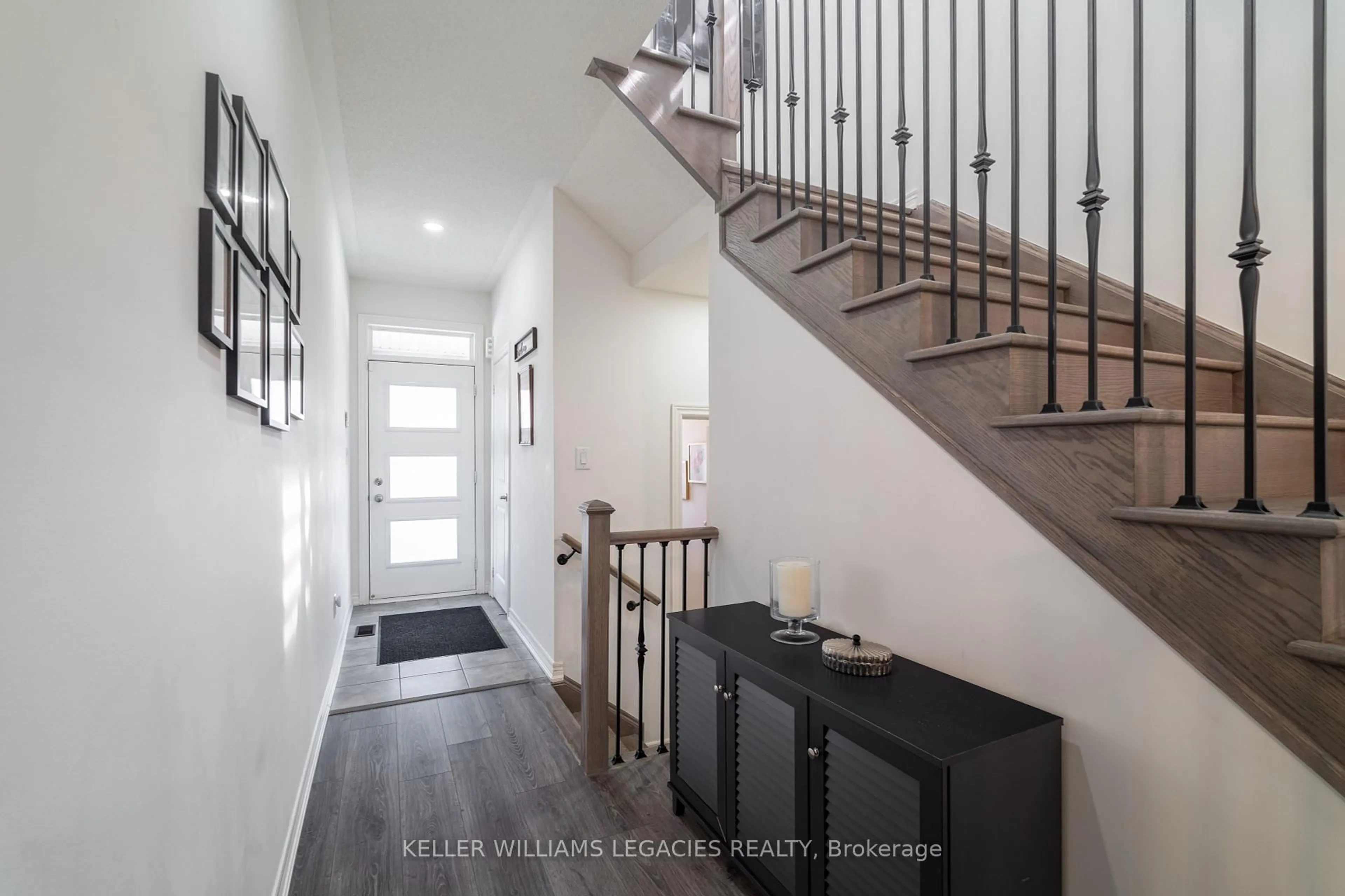 Indoor entryway for 21 Mountain Heights Pl, Hamilton Ontario L8B 1X7