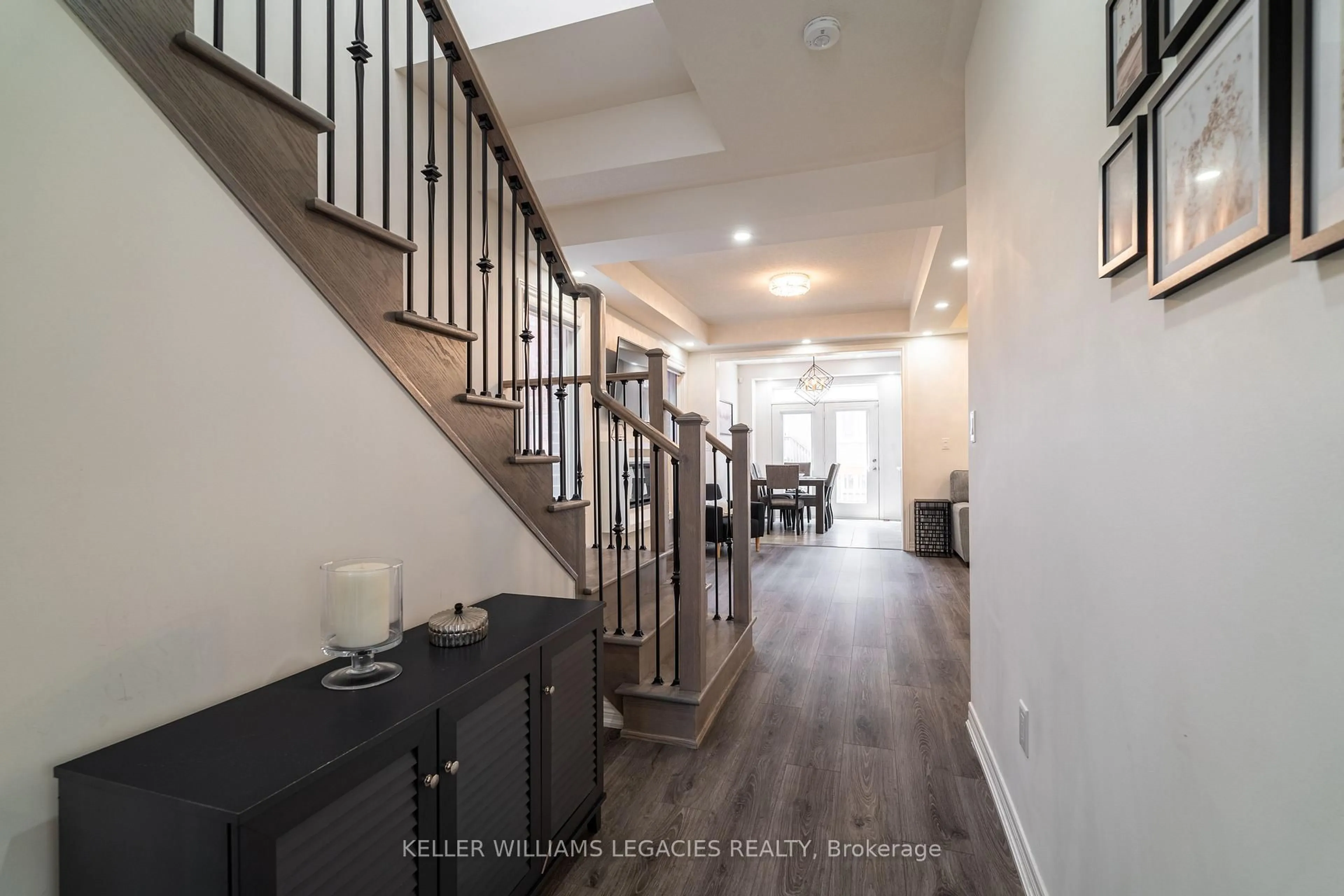 Indoor entryway for 21 Mountain Heights Pl, Hamilton Ontario L8B 1X7