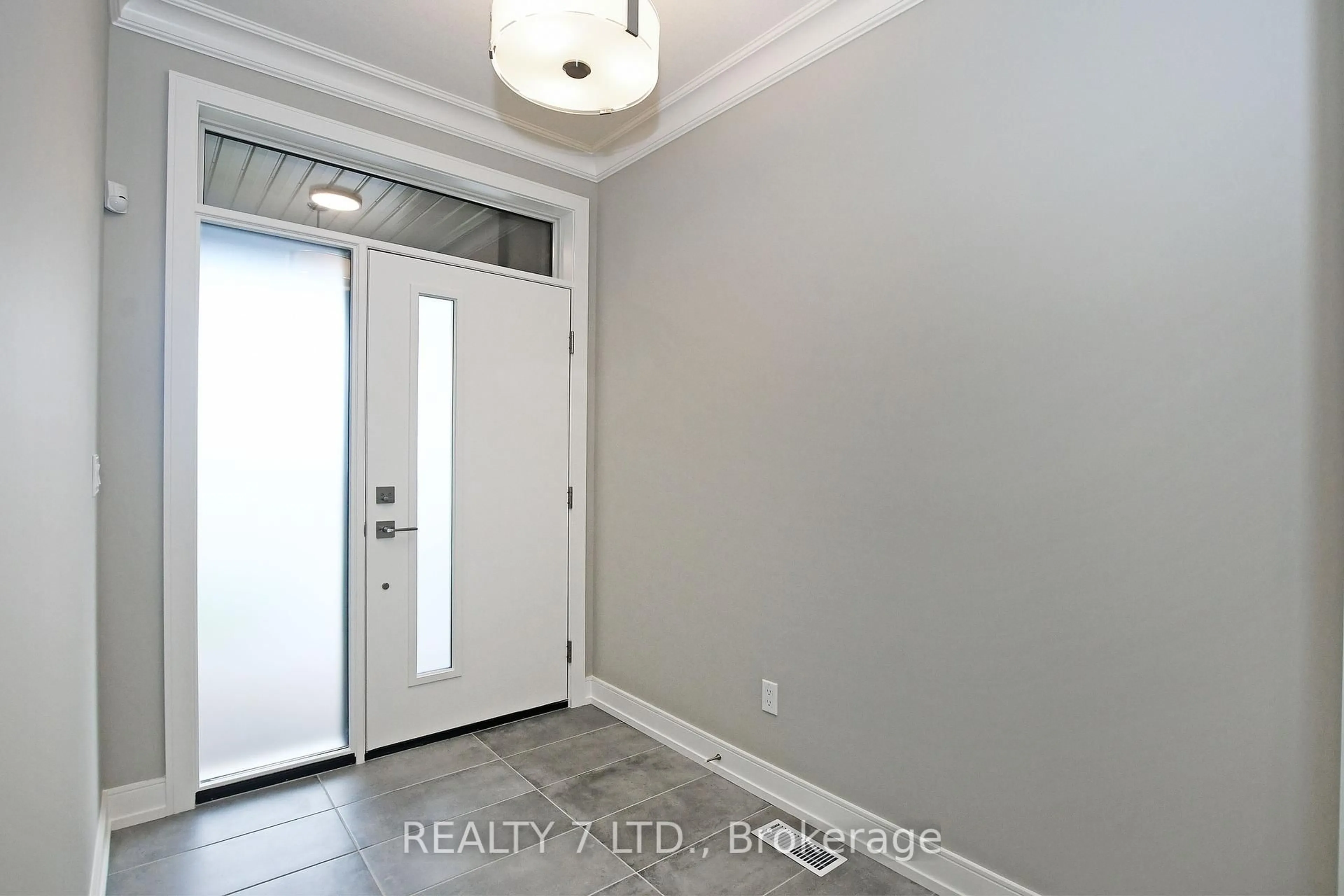 Indoor entryway for 566 Old Course Tr, Welland Ontario L3B 6G8