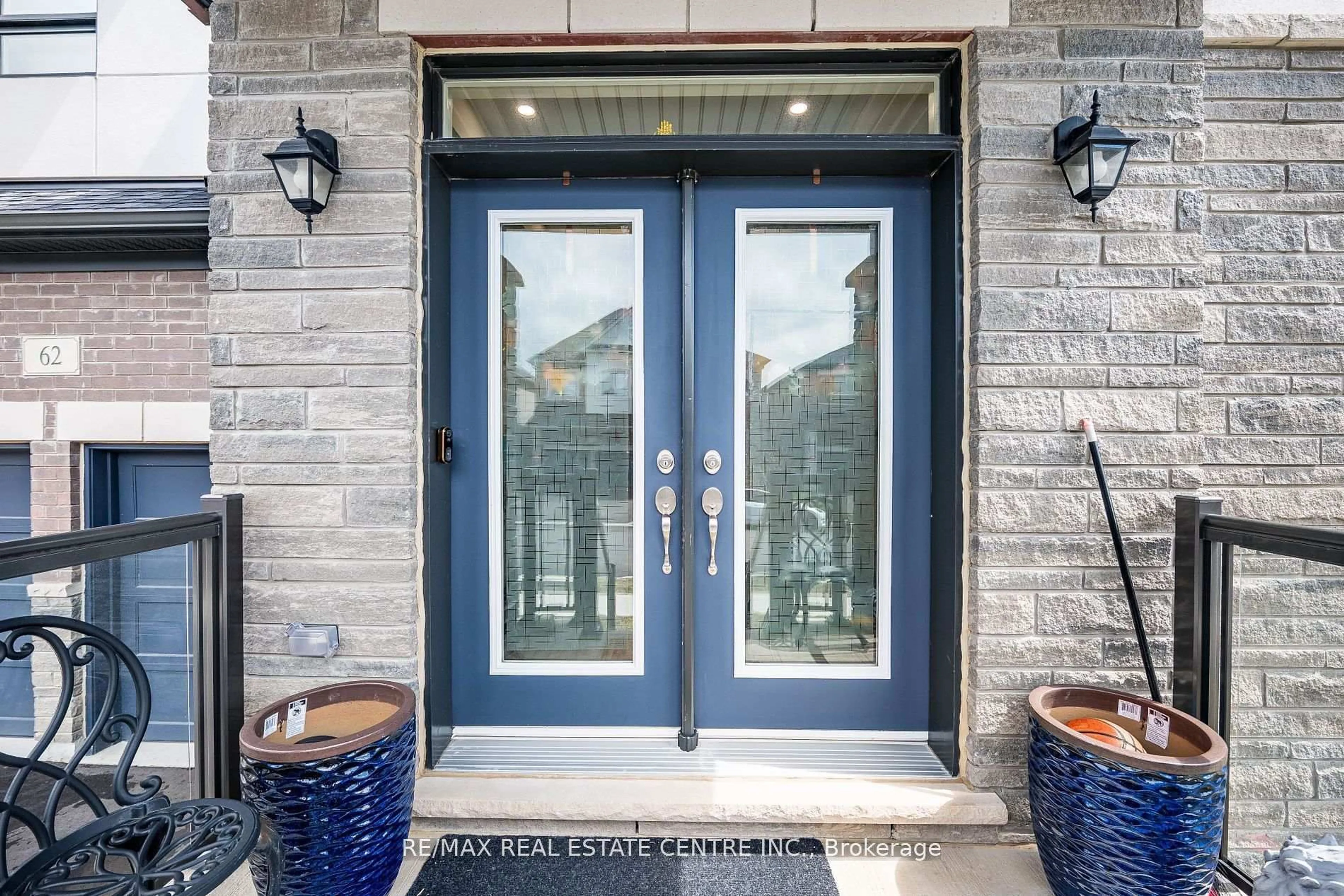Indoor entryway for 62 Cattail Cres, Hamilton Ontario L0R 1Z6