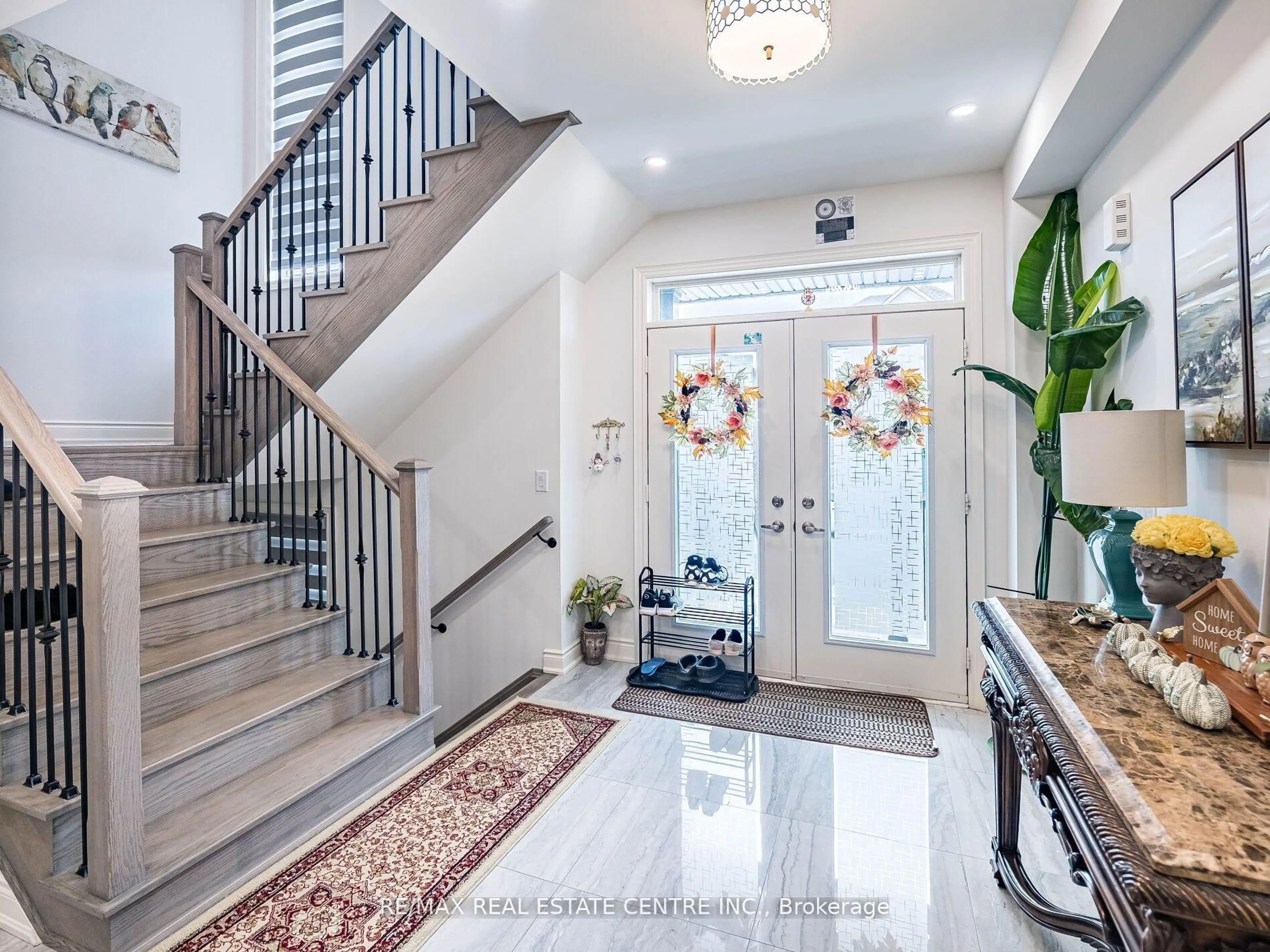Indoor entryway for 62 Cattail Cres, Hamilton Ontario L0R 1Z6
