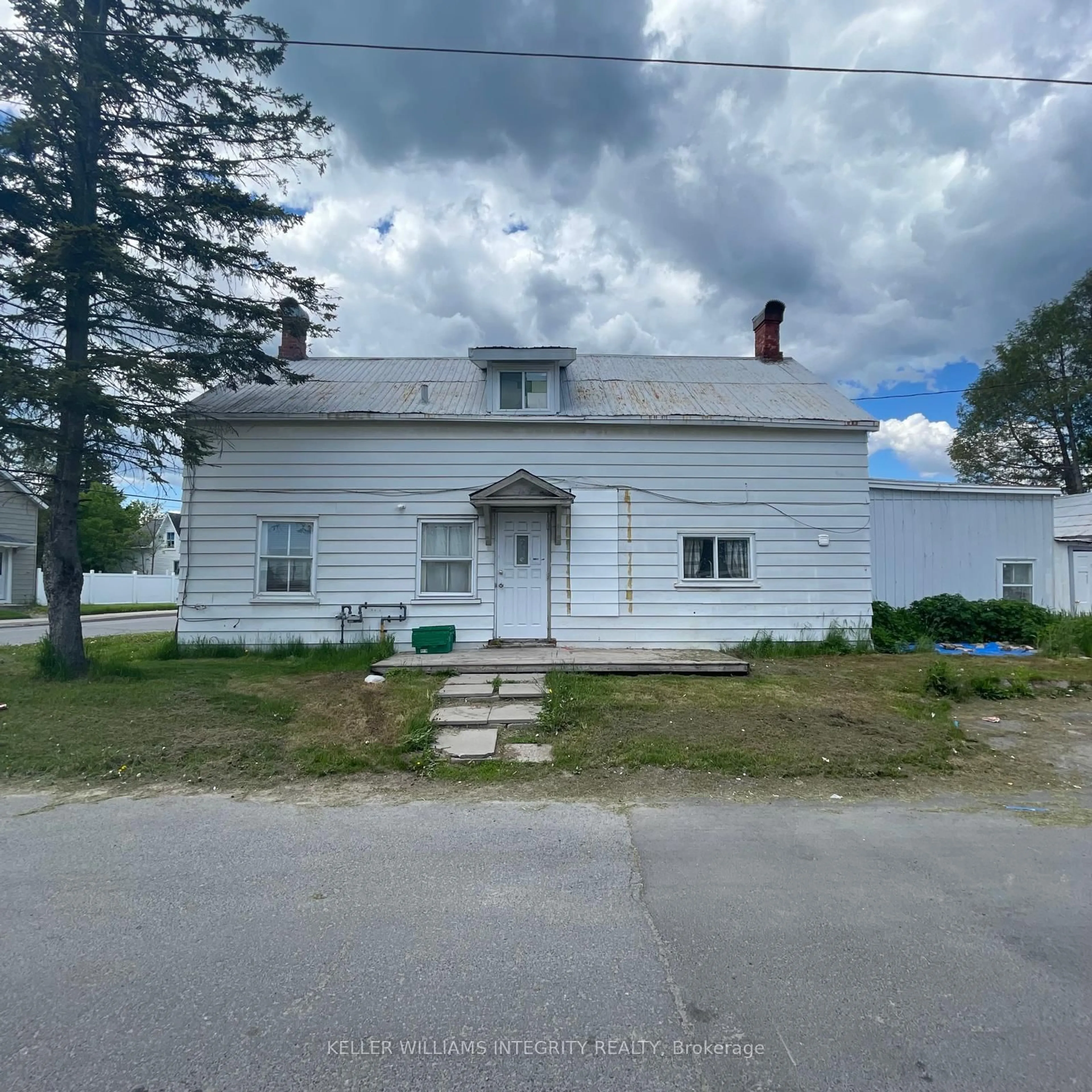 A pic from outside/outdoor area/front of a property/back of a property/a pic from drone, building for 403 Rideau St, North Grenville Ontario K0G 1J0