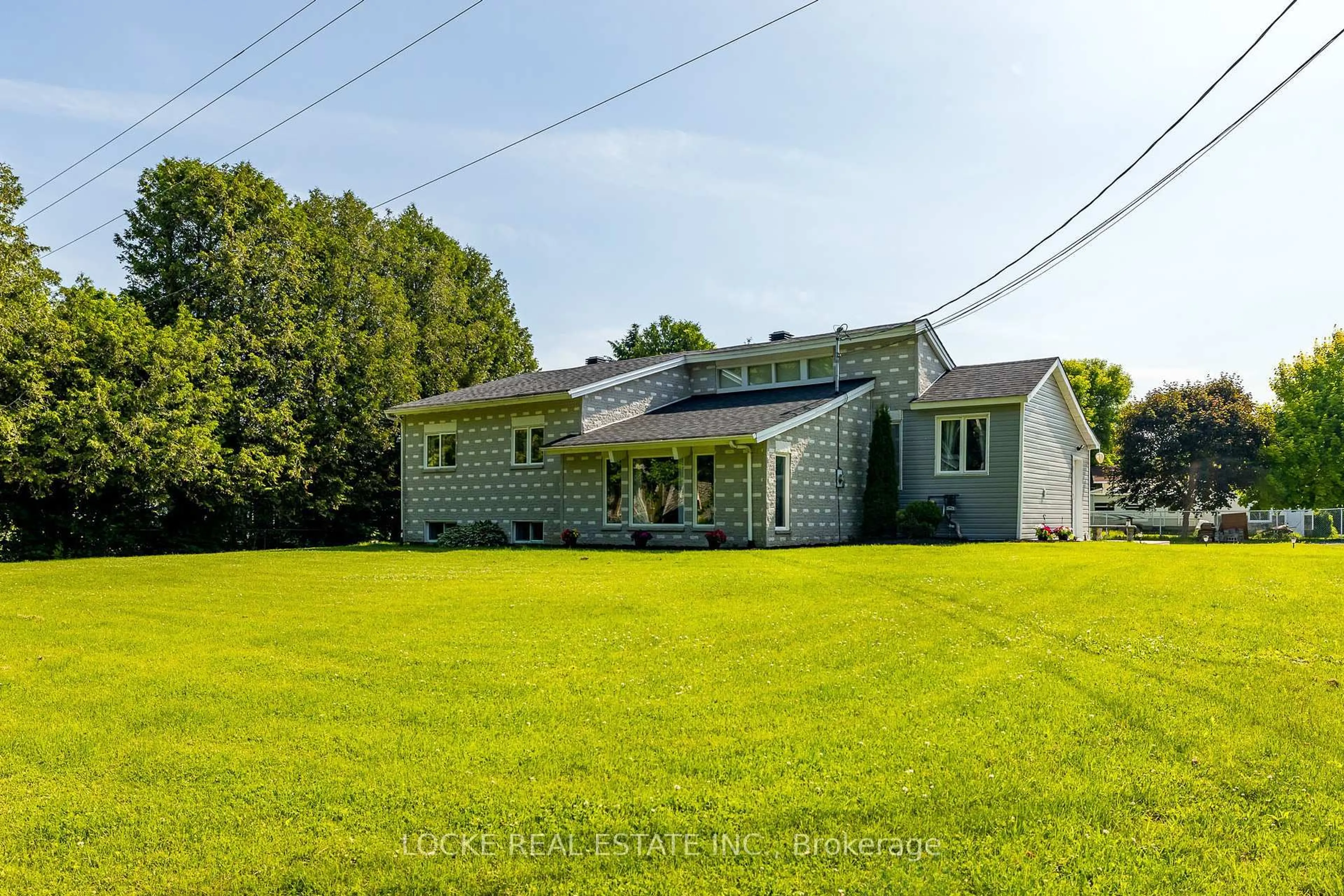 A pic from outside/outdoor area/front of a property/back of a property/a pic from drone, unknown for 2180 Old Hwy 17 Highway, Clarence-Rockland Ontario K4K 1K7