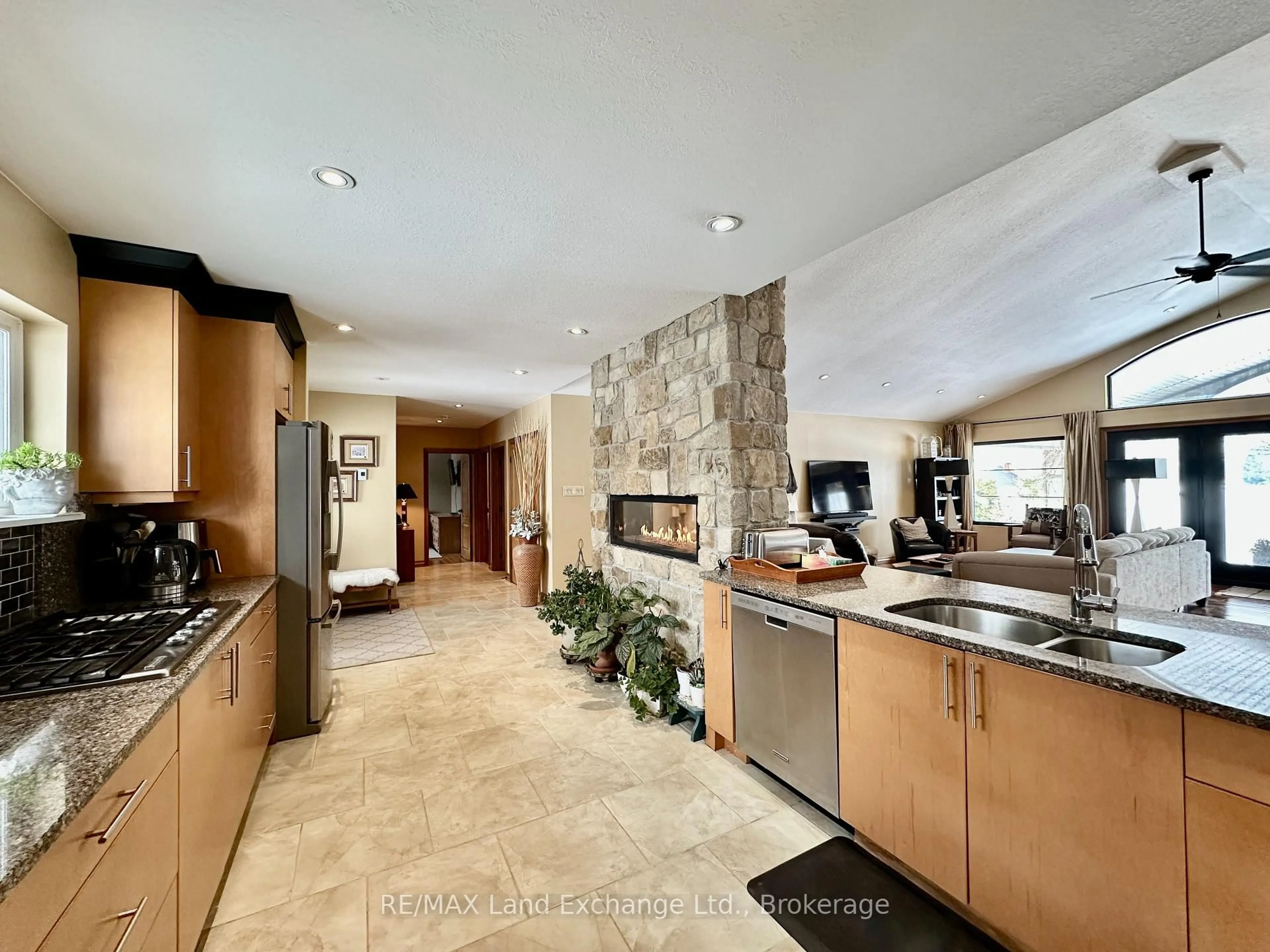 Open concept kitchen, ceramic/tile floor for 203 Campbell Cres, Kincardine Ontario N2Z 1B9
