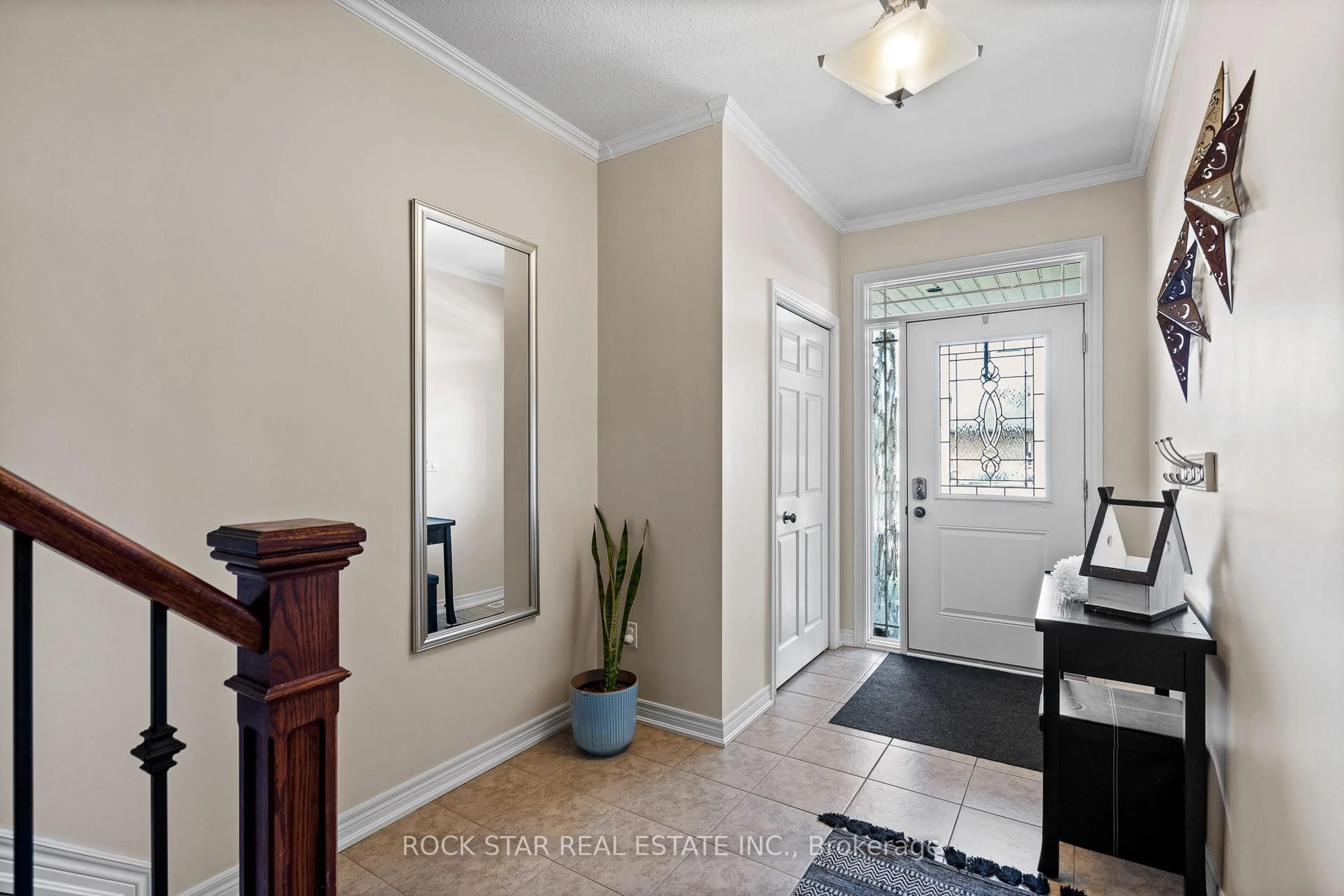 Indoor entryway for 66 Tanner Dr, Pelham Ontario L0S 1E4