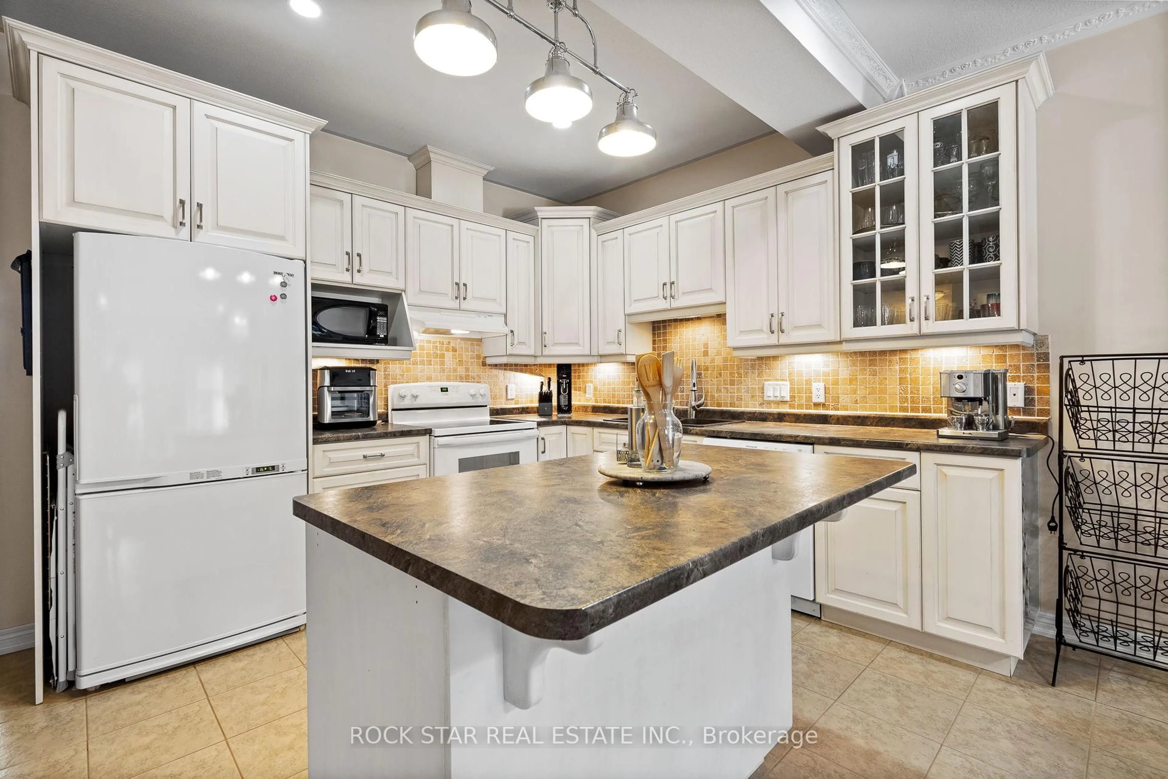 Open concept kitchen, ceramic/tile floor for 66 Tanner Dr, Pelham Ontario L0S 1E4