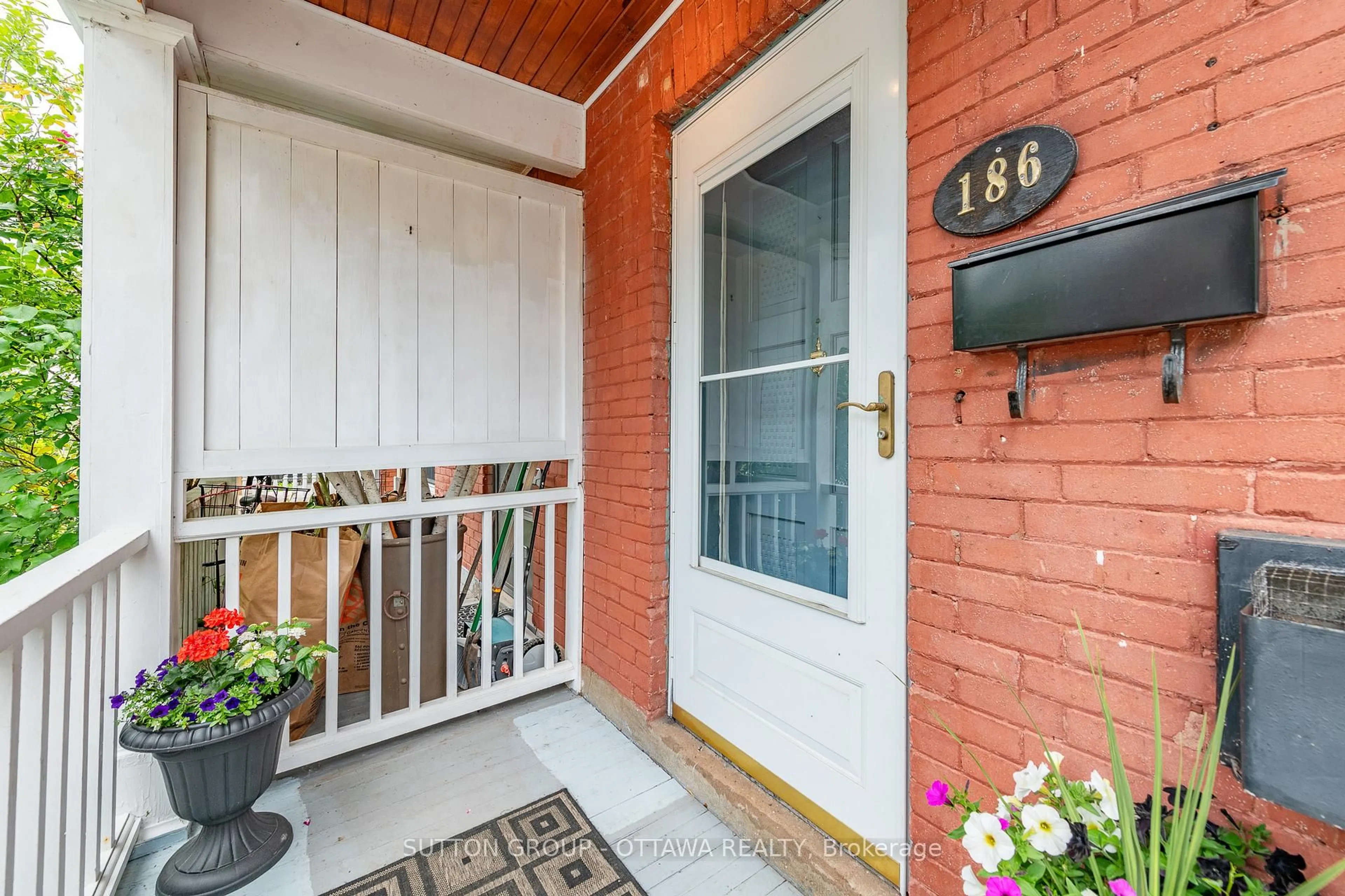 Indoor entryway for 186 Mcgillivray St, Ottawa Ontario K1S 1K8