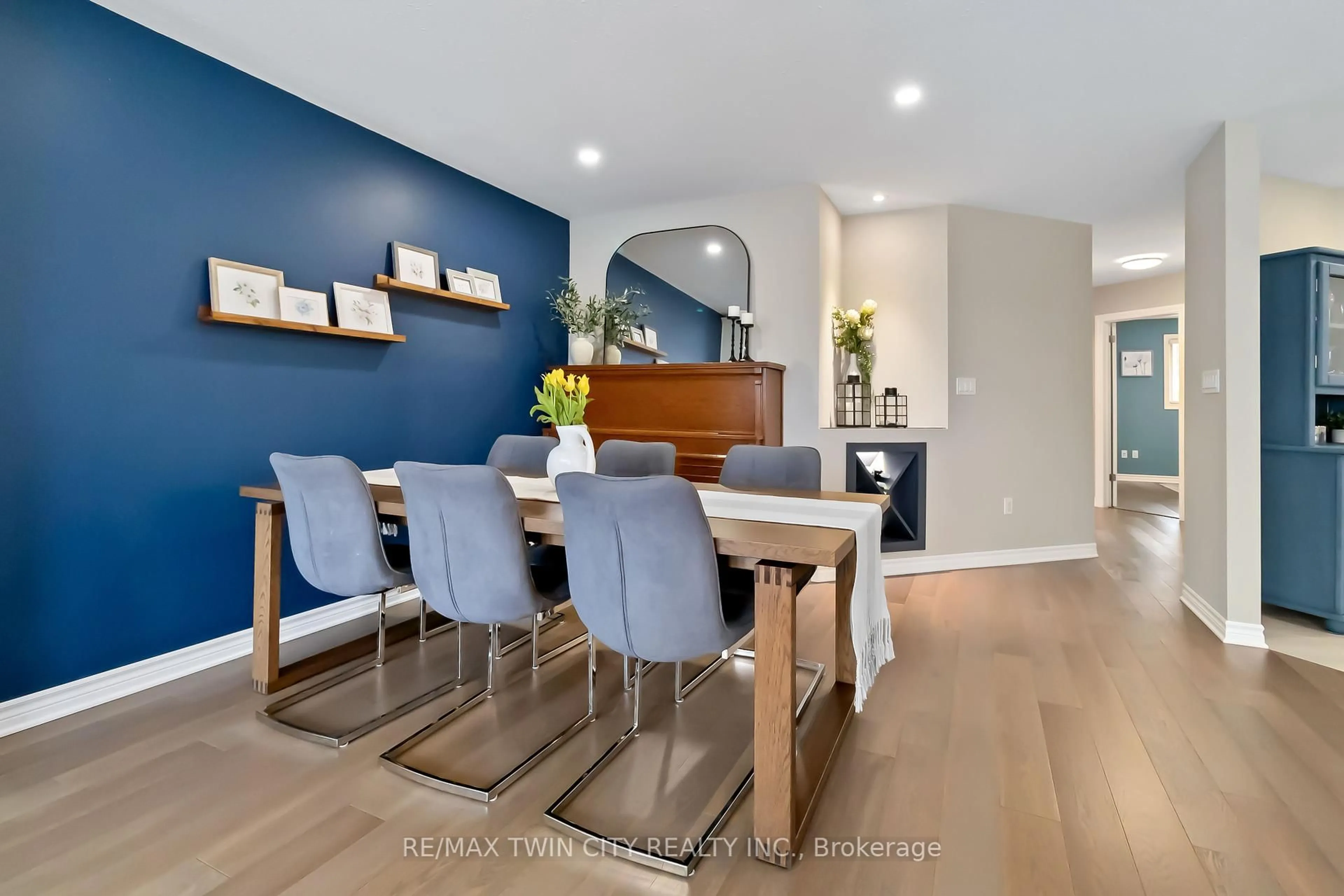 Dining room, wood/laminate floor for 29 Mcguiness Dr, Brantford Ontario N3T 6M6