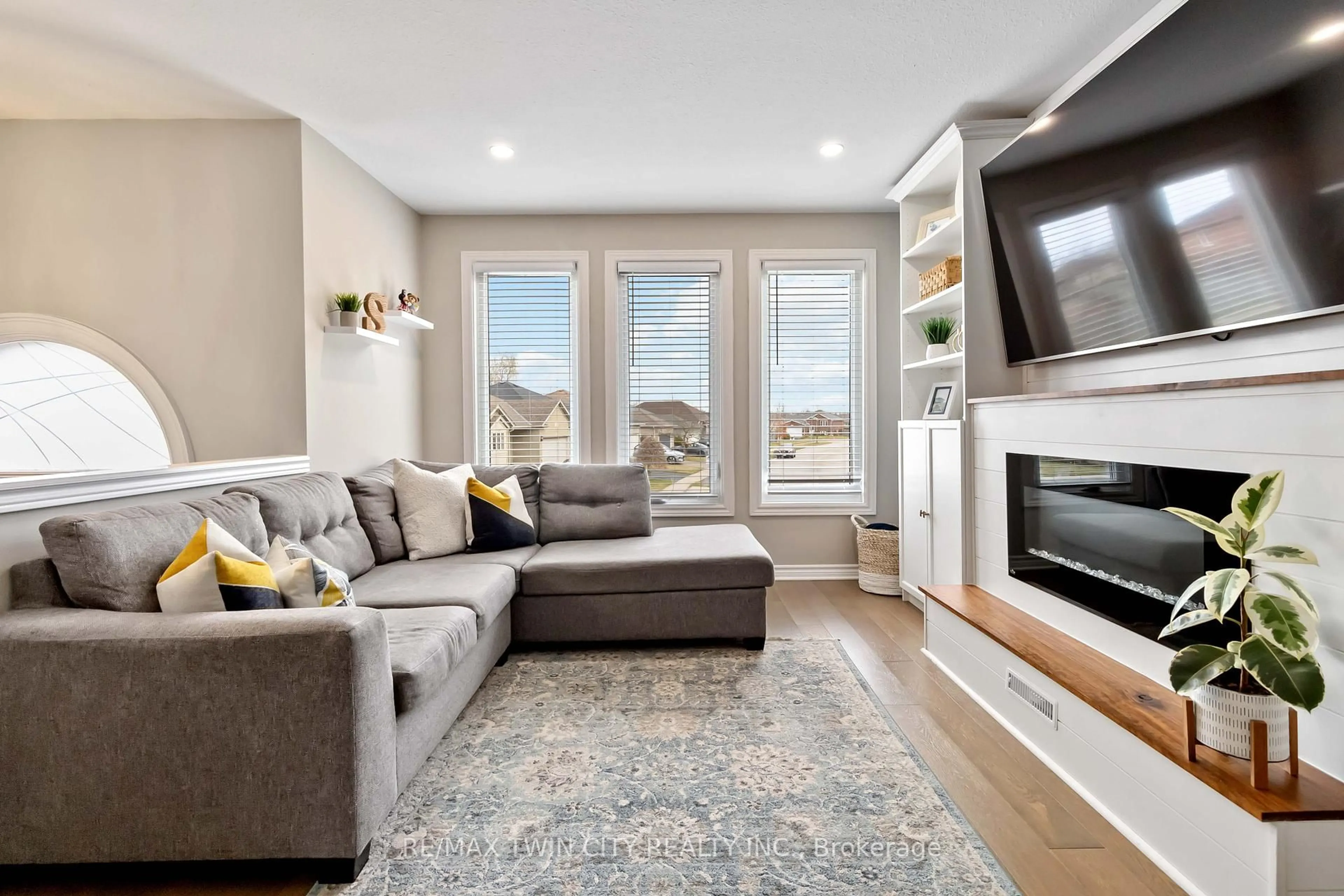 Living room with furniture, unknown for 29 Mcguiness Dr, Brantford Ontario N3T 6M6