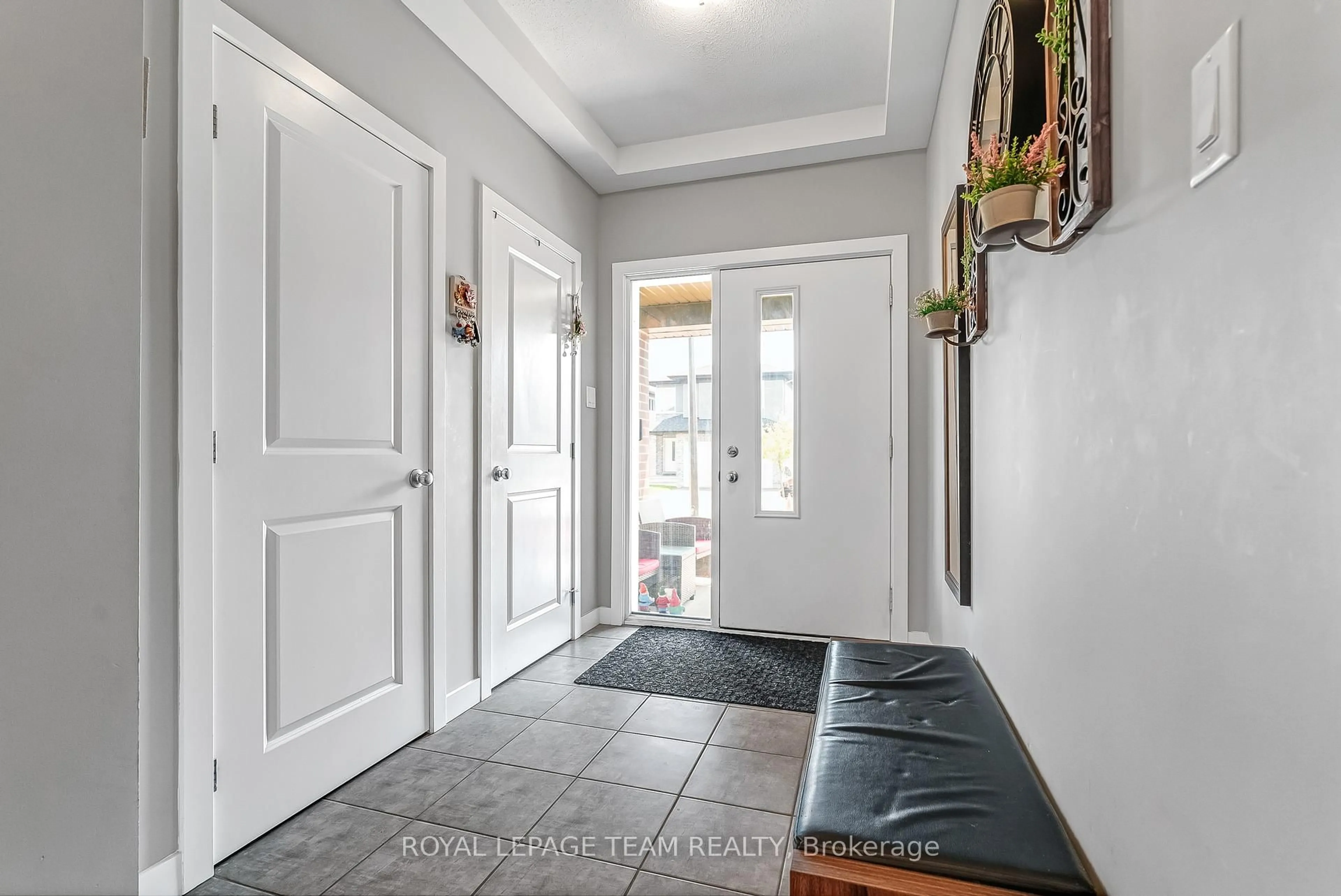 Indoor entryway for 840 Sendero Way, Ottawa Ontario K2S 2W9