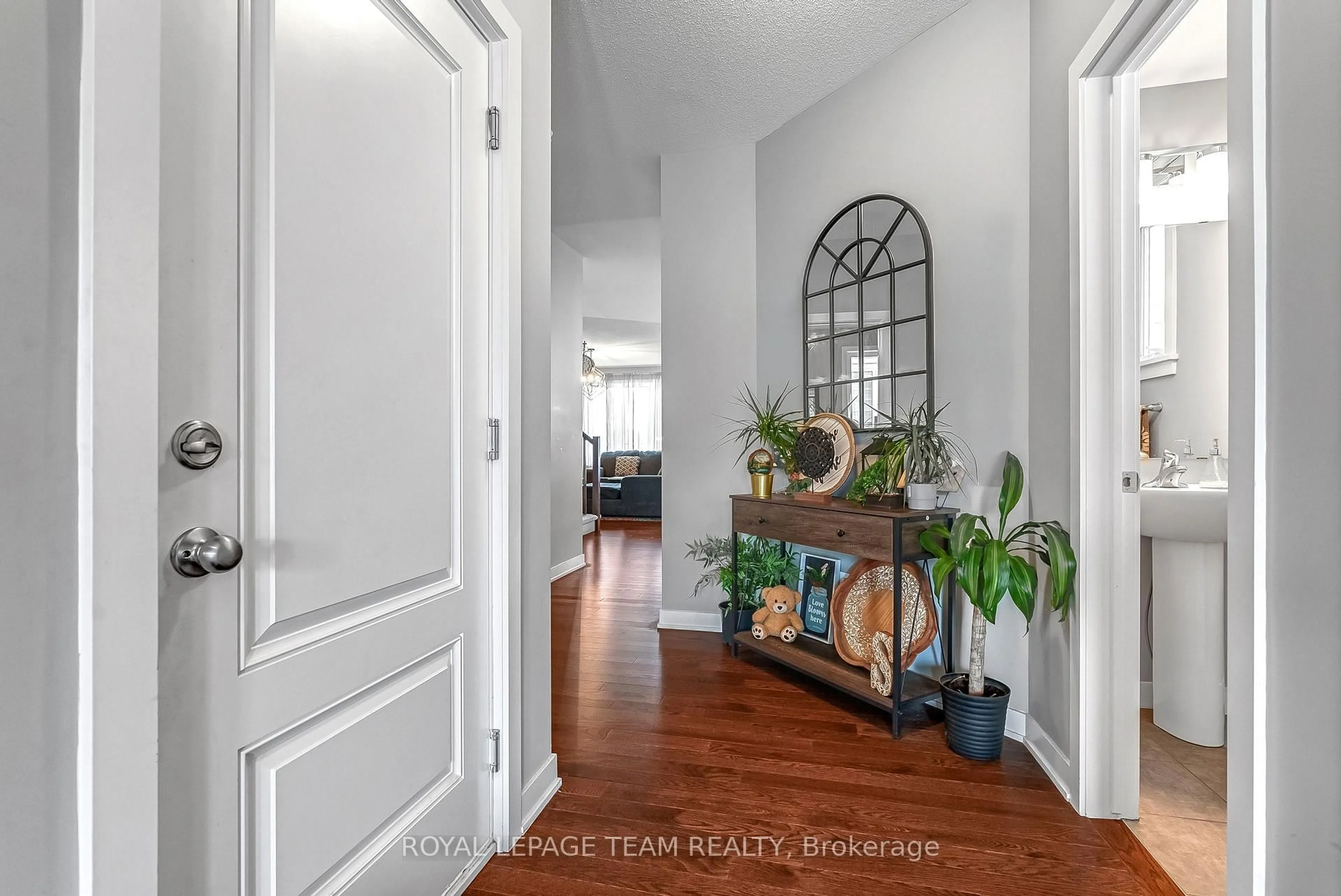 Indoor entryway for 840 Sendero Way, Ottawa Ontario K2S 2W9