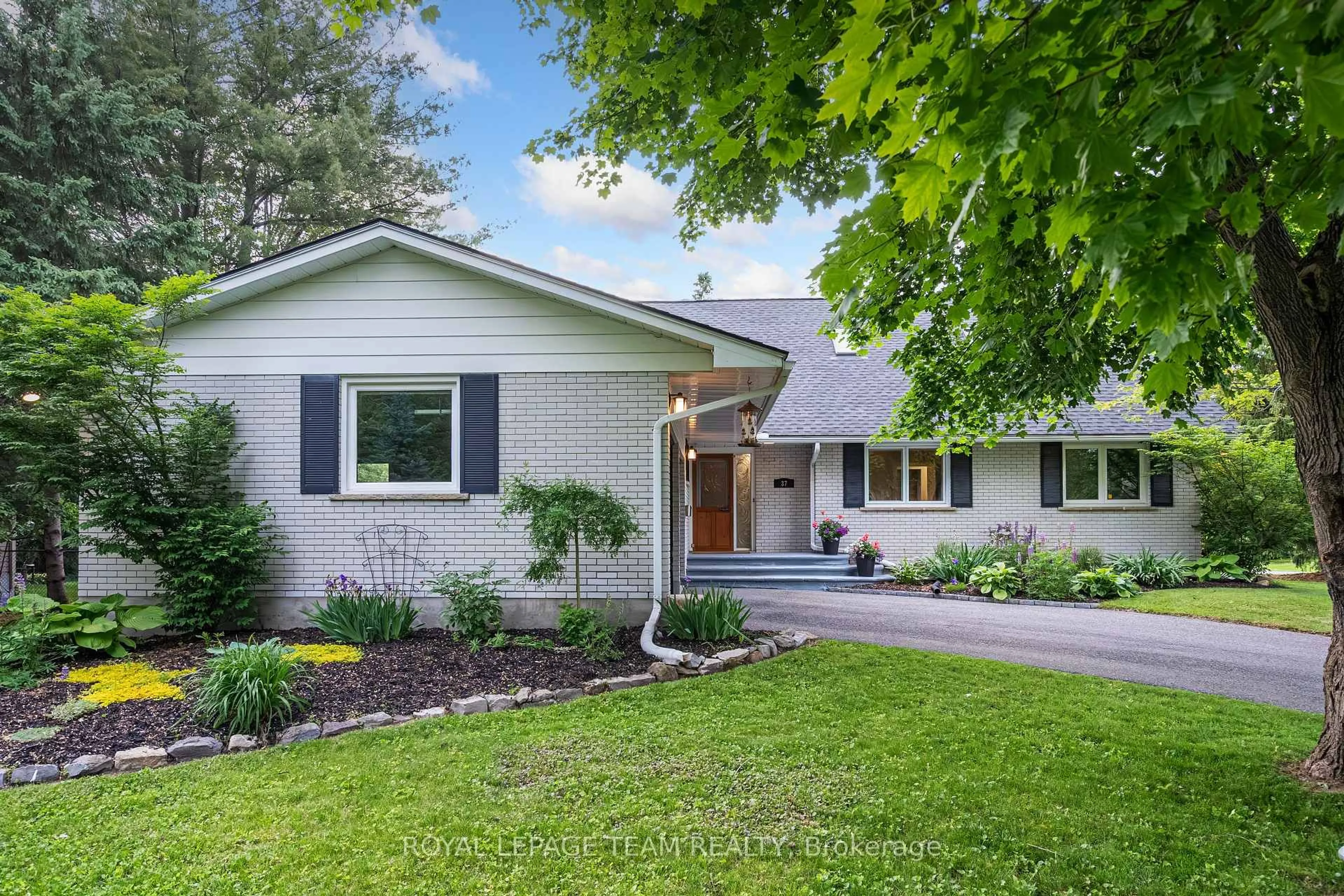 Home with vinyl exterior material, street for 37 PROMENADE Ave, Ottawa Ontario K2E 5X7
