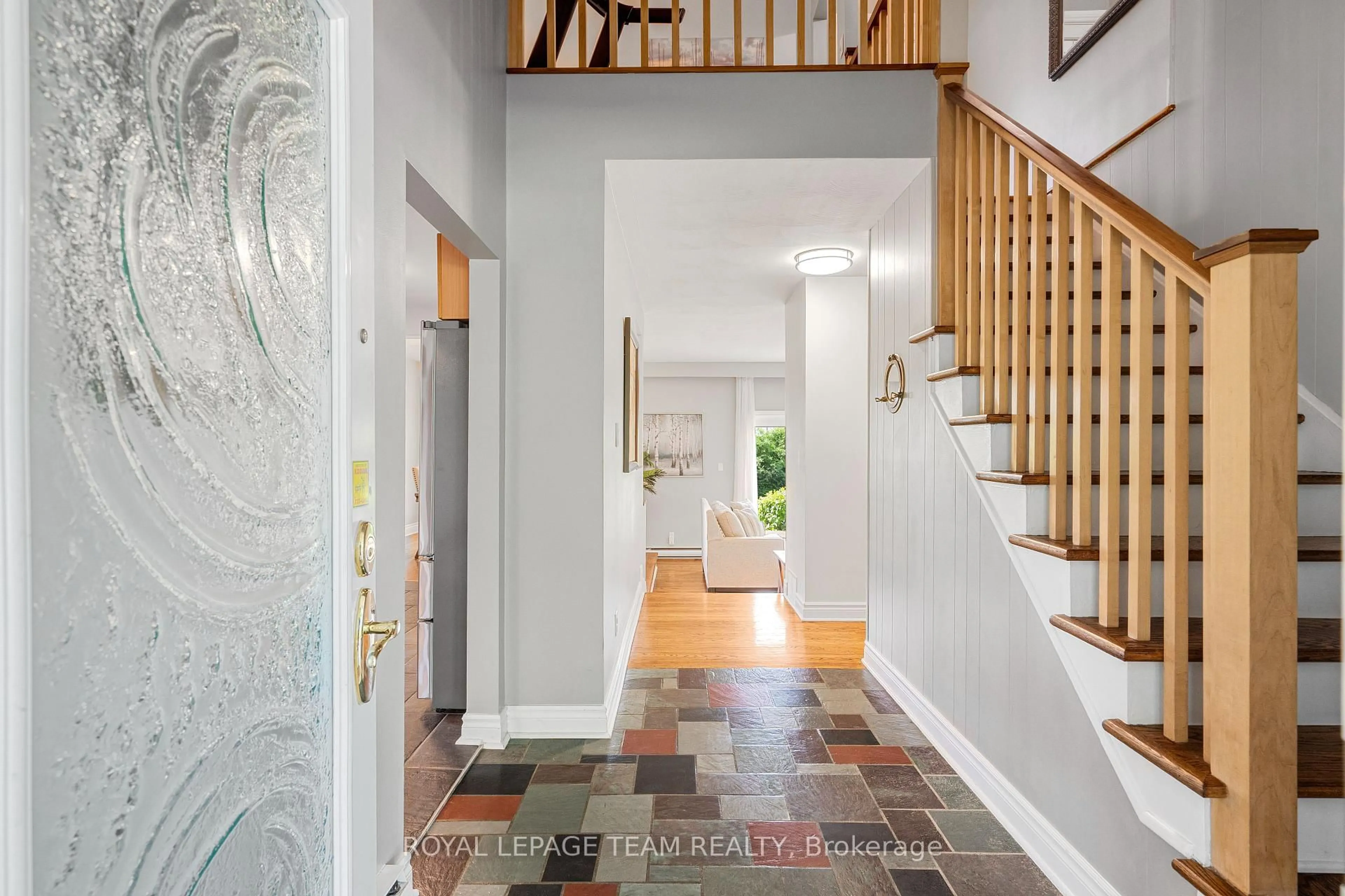 Indoor entryway for 37 PROMENADE Ave, Ottawa Ontario K2E 5X7
