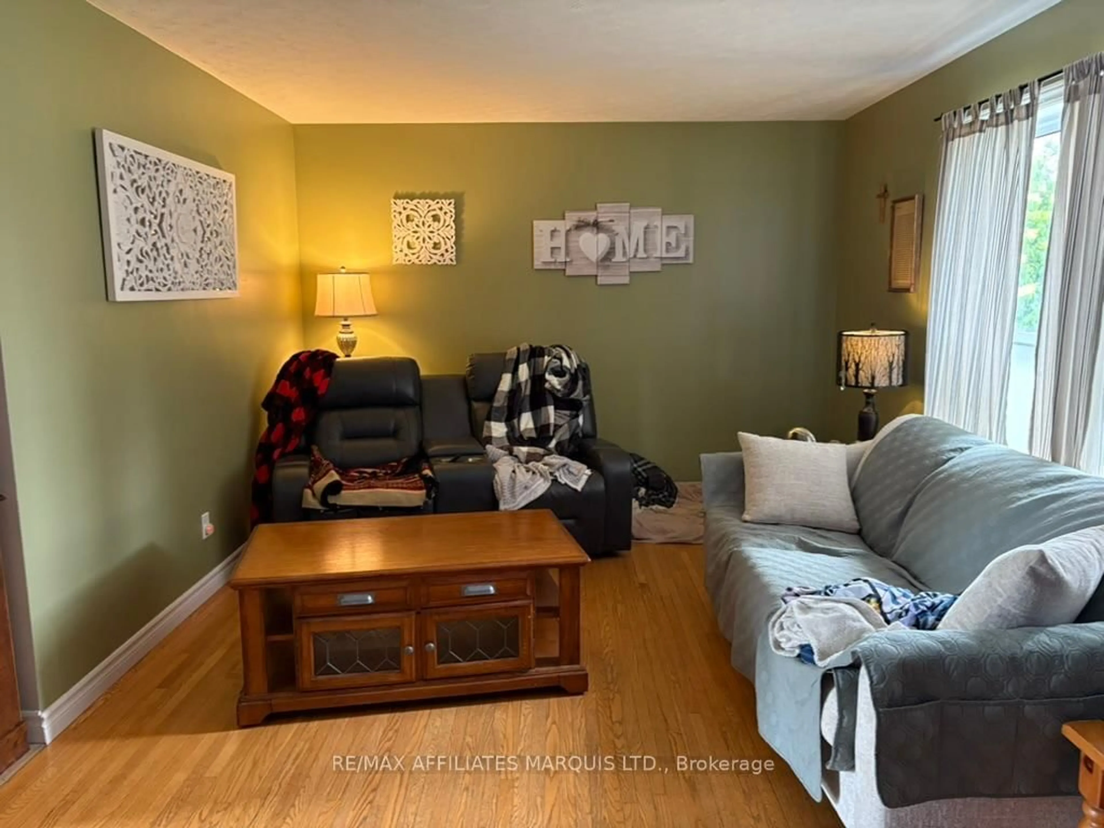 Living room with furniture, unknown for 1209 Fatima St, Cornwall Ontario K6J 4Z7
