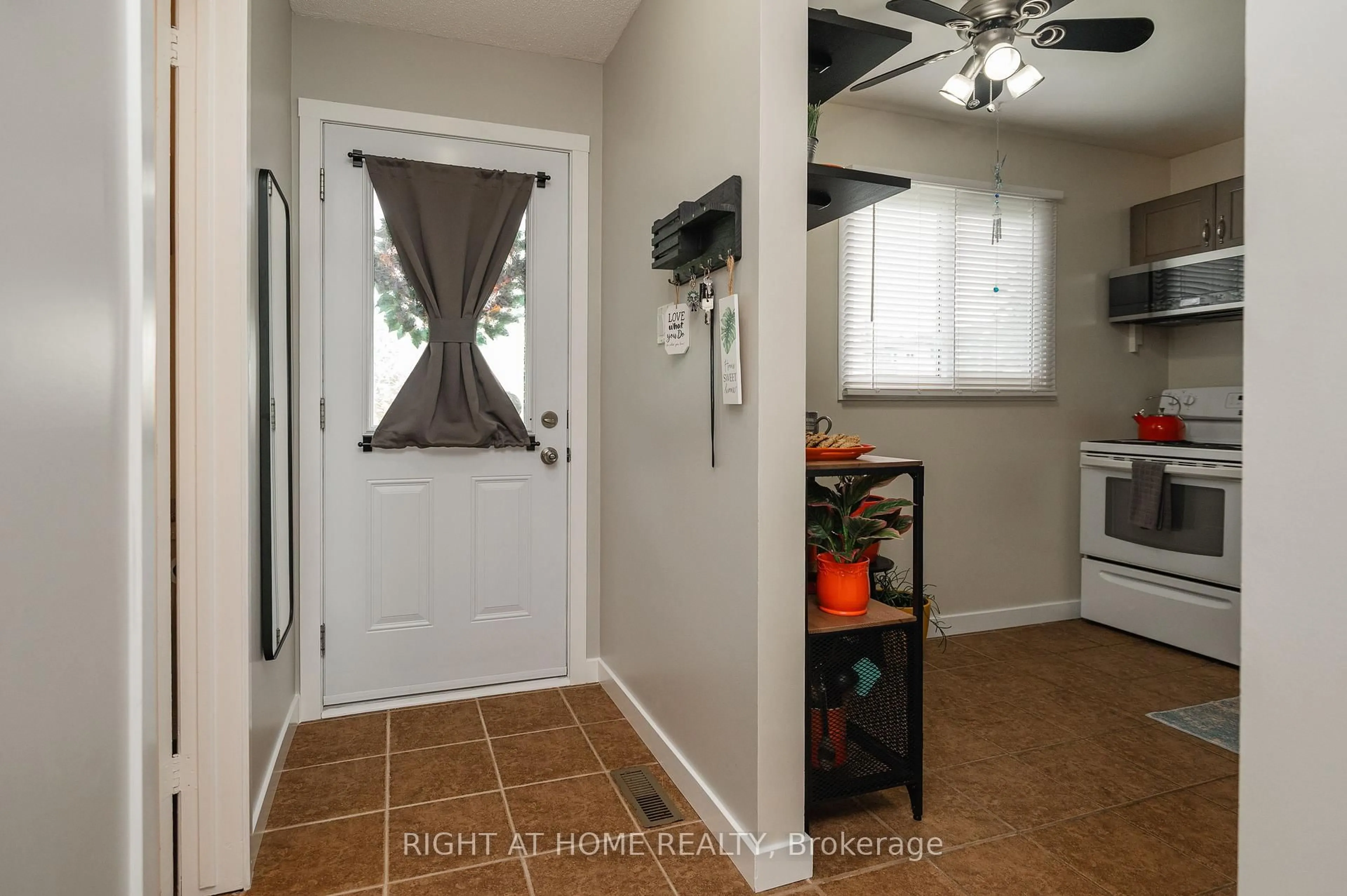 Indoor entryway for 171 Teal Cres #66, Orleans Ontario K1E 2C1