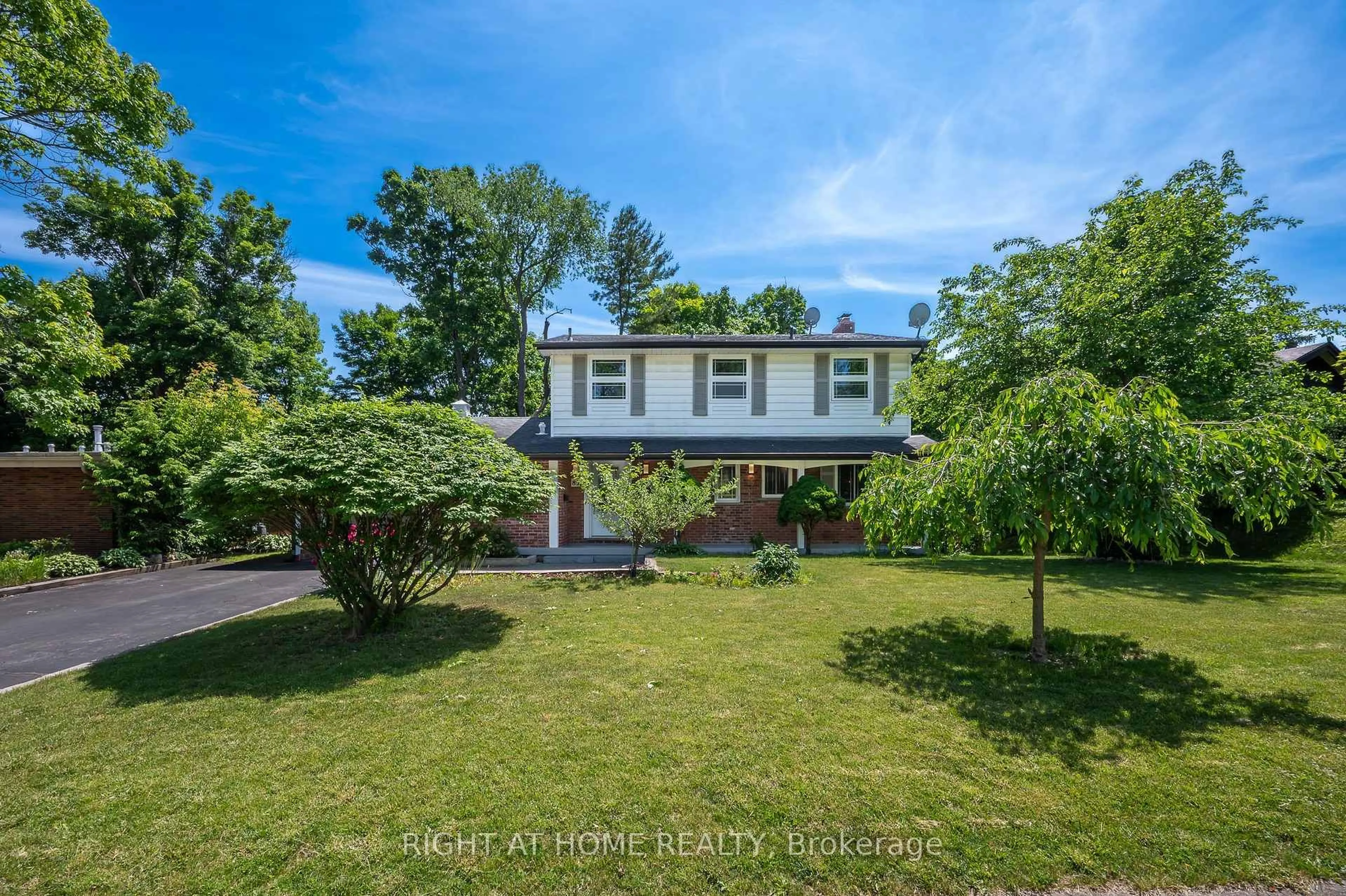 A pic from outside/outdoor area/front of a property/back of a property/a pic from drone, street for 85 Robinhood Dr, Hamilton Ontario L9H 4G2