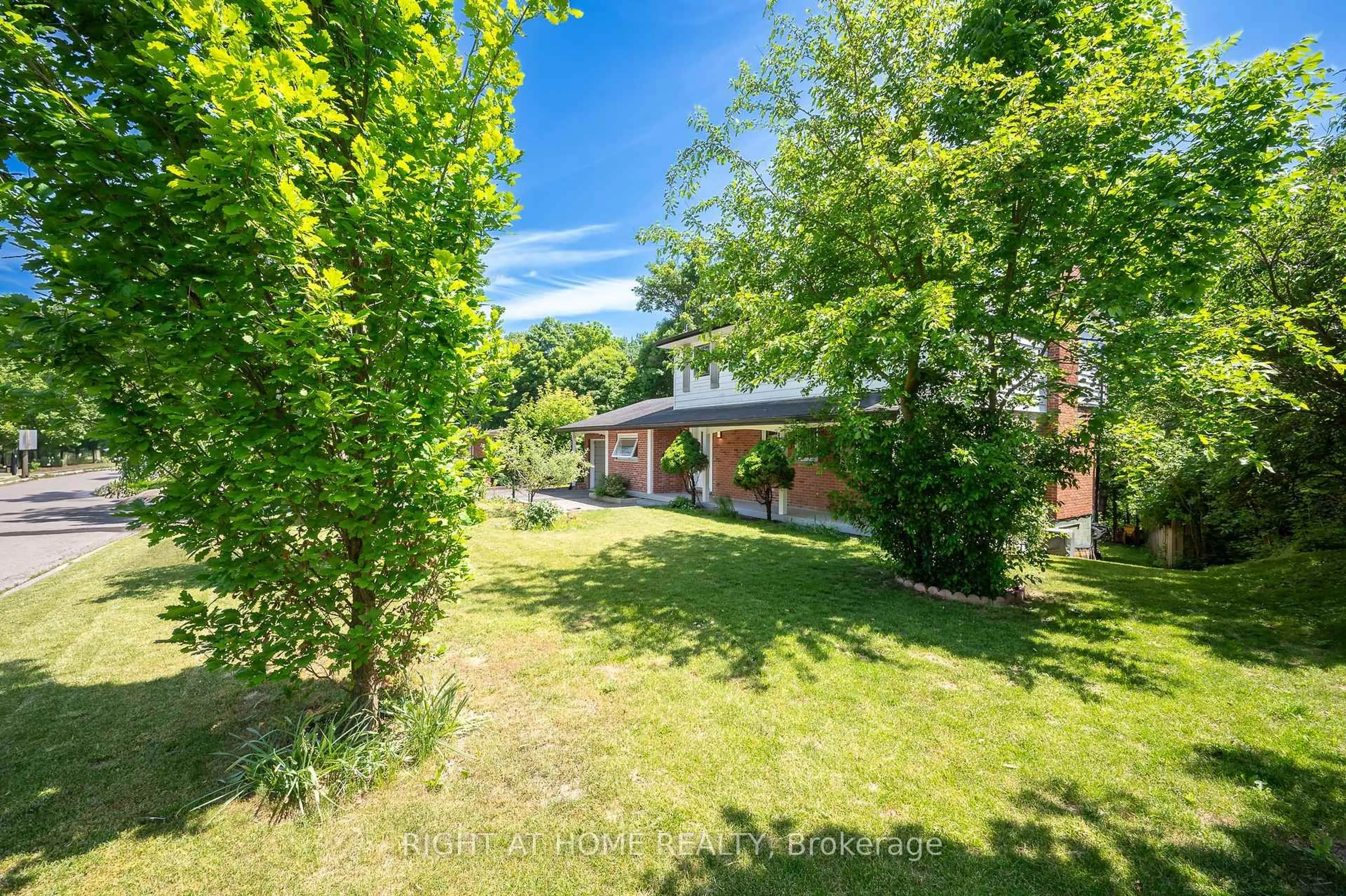 A pic from outside/outdoor area/front of a property/back of a property/a pic from drone, street for 85 Robinhood Dr, Hamilton Ontario L9H 4G2