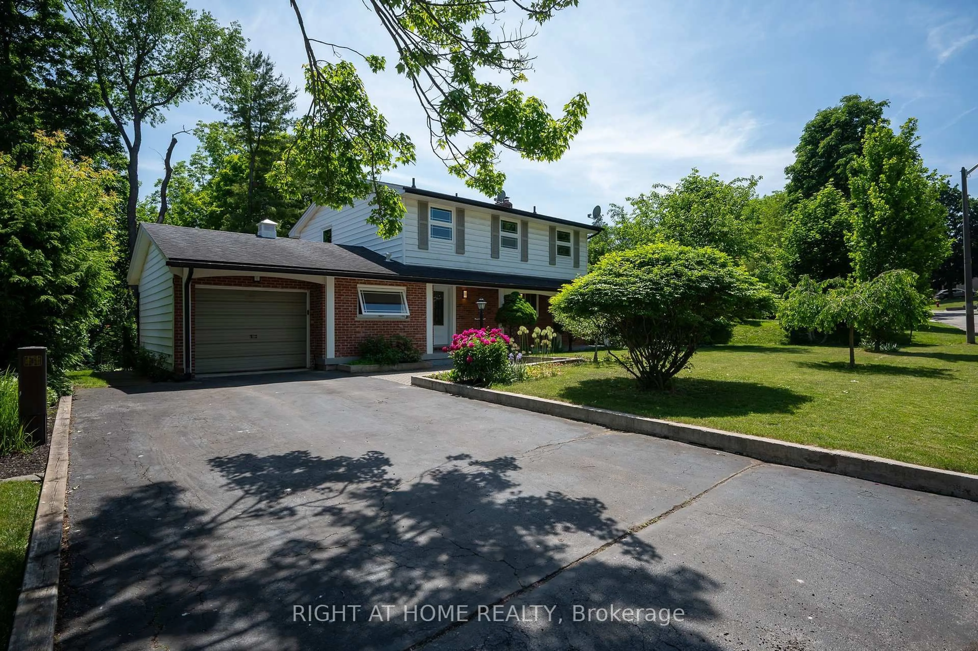 A pic from outside/outdoor area/front of a property/back of a property/a pic from drone, street for 85 Robinhood Dr, Hamilton Ontario L9H 4G2