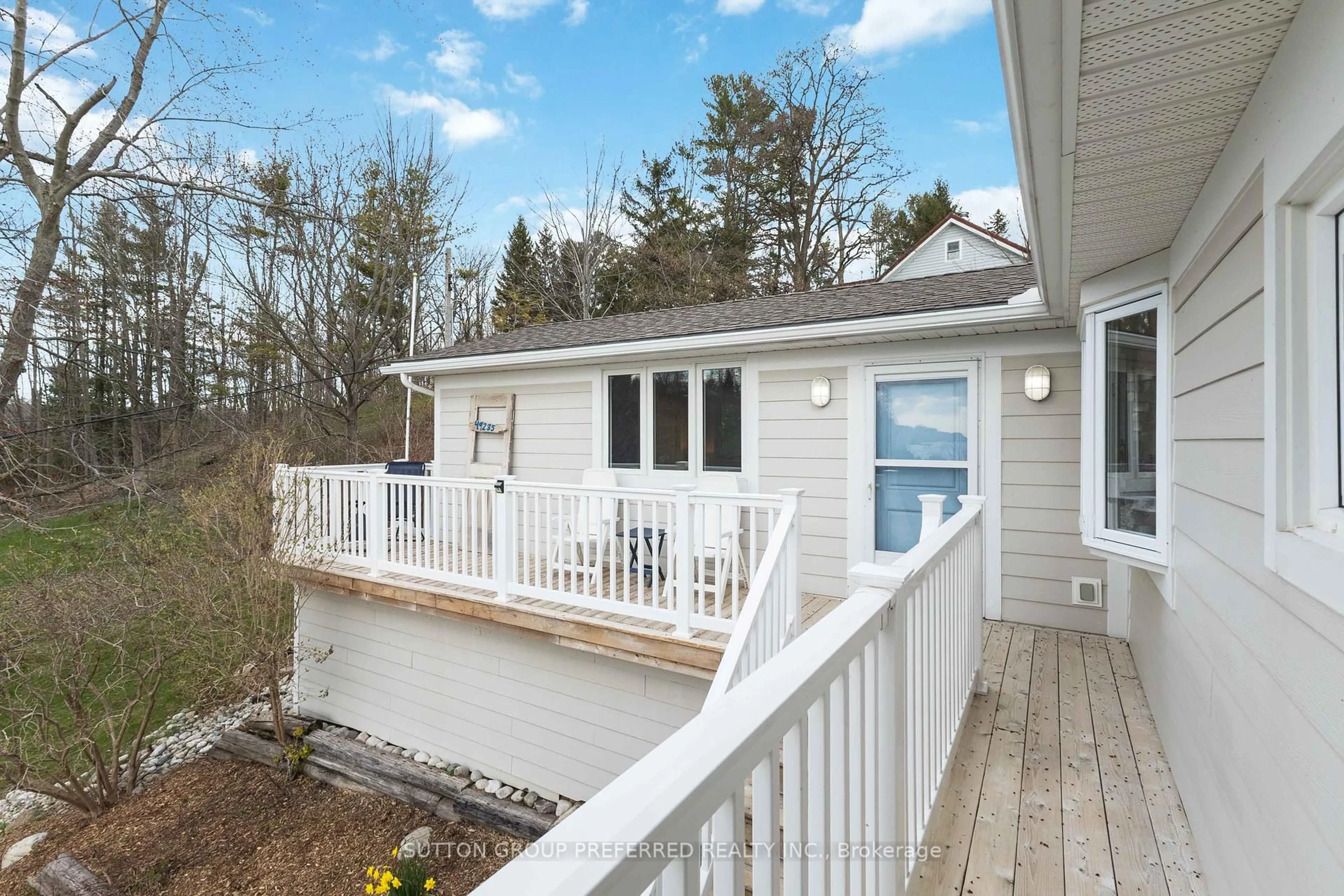 Home with vinyl exterior material, water/lake/river/ocean view for 49235 Blair Dr, Malahide Ontario N6H 2R2