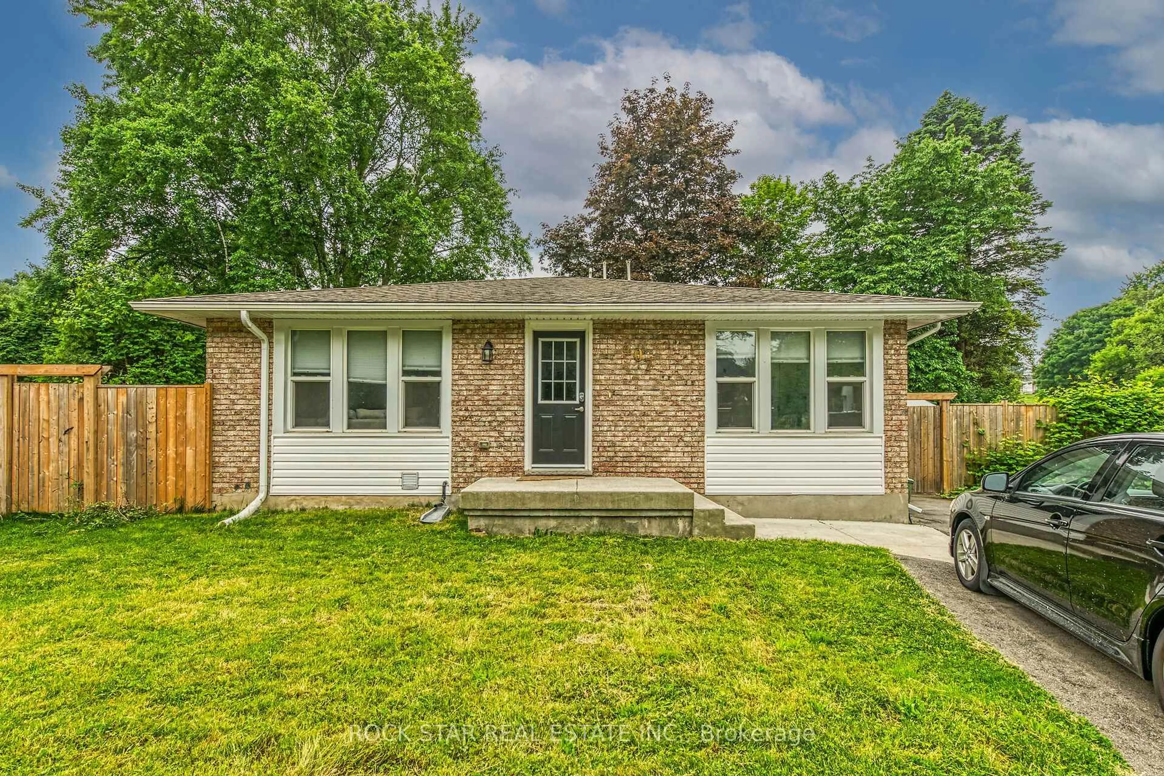 Home with vinyl exterior material, street for 407 Castlegrove Pl, London North Ontario N6G 1L1
