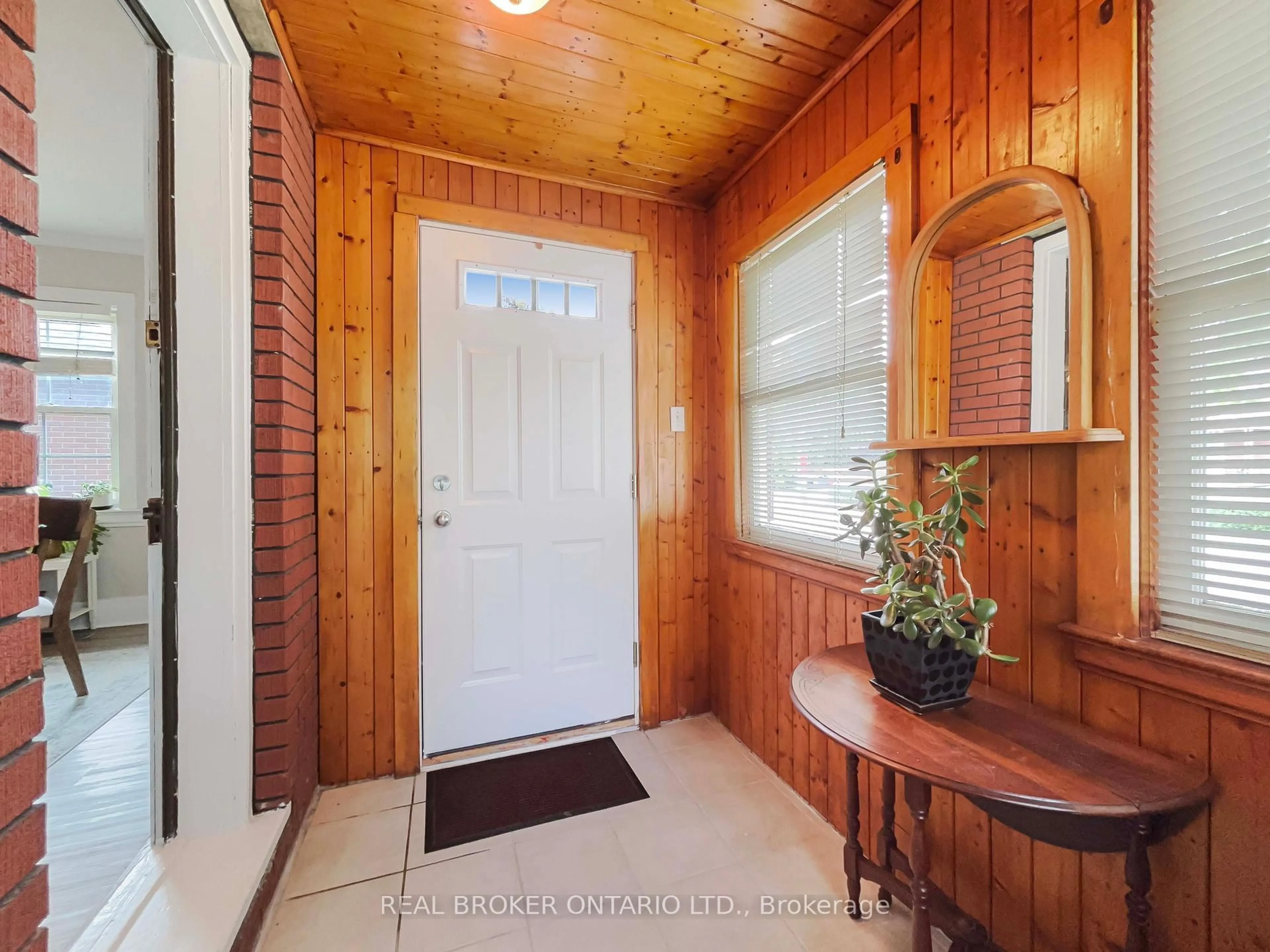 Indoor entryway for 19 Rowanwood Ave, Brantford Ontario N3S 7B7