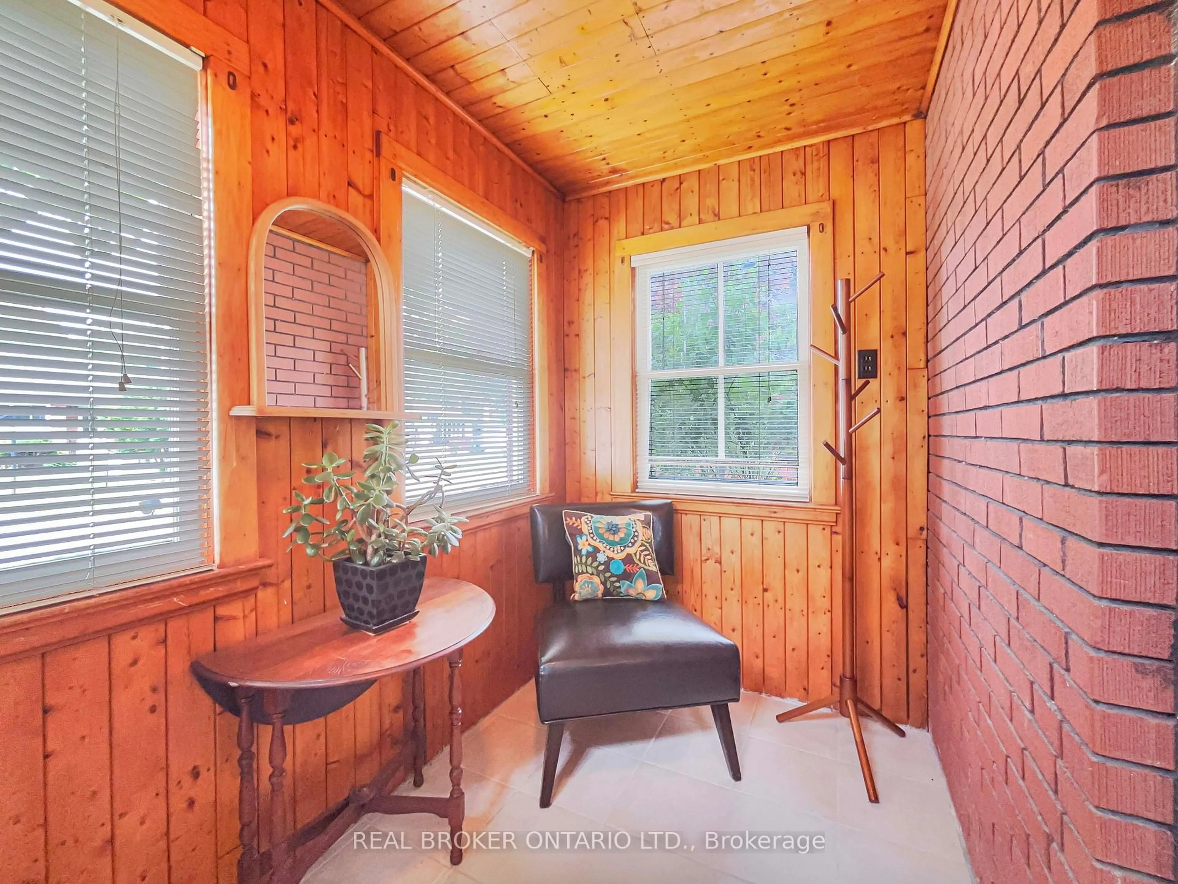 Indoor entryway for 19 Rowanwood Ave, Brantford Ontario N3S 7B7