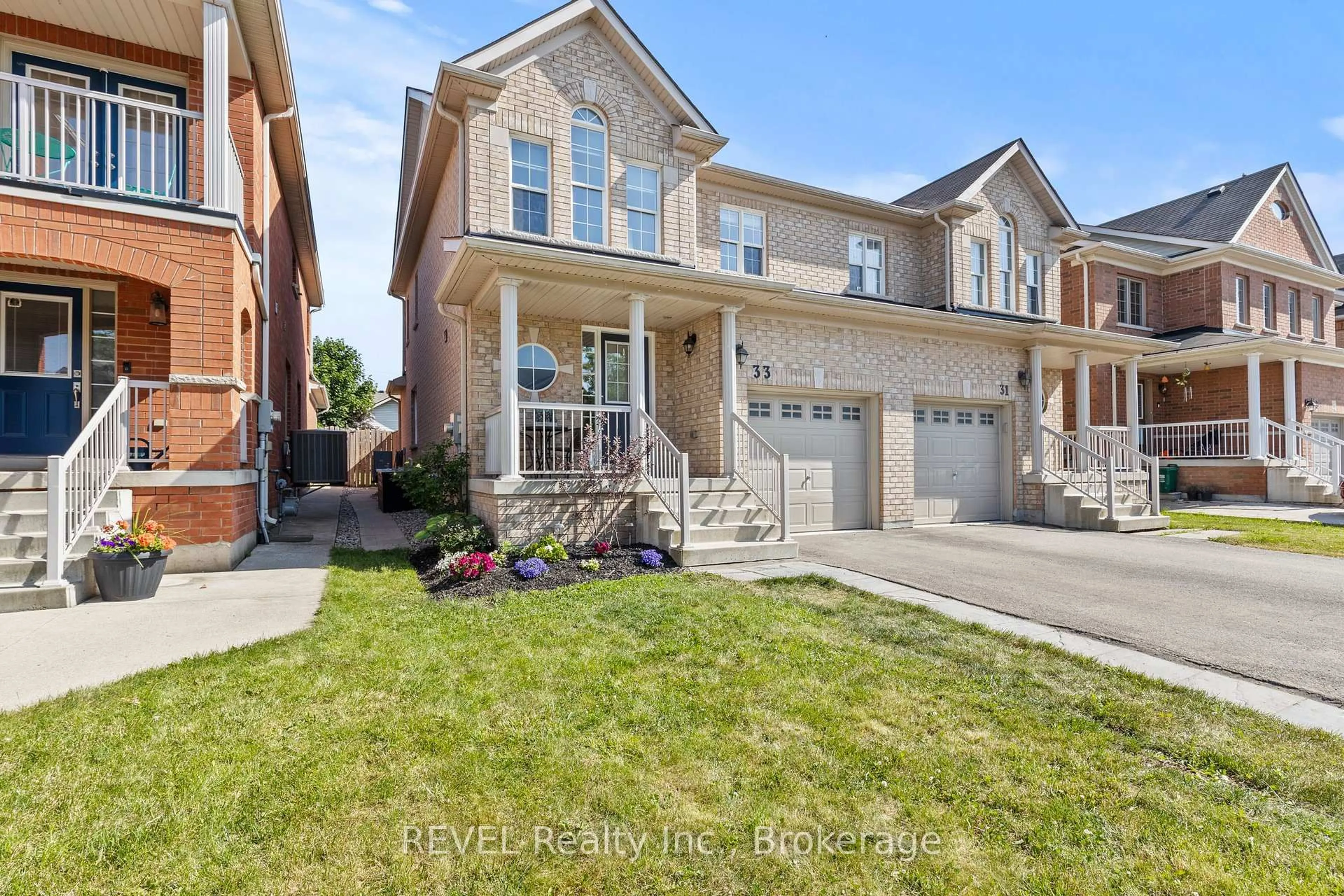 Home with brick exterior material, street for 33 Haynes Crt, Niagara-on-the-Lake Ontario L0S 1J0