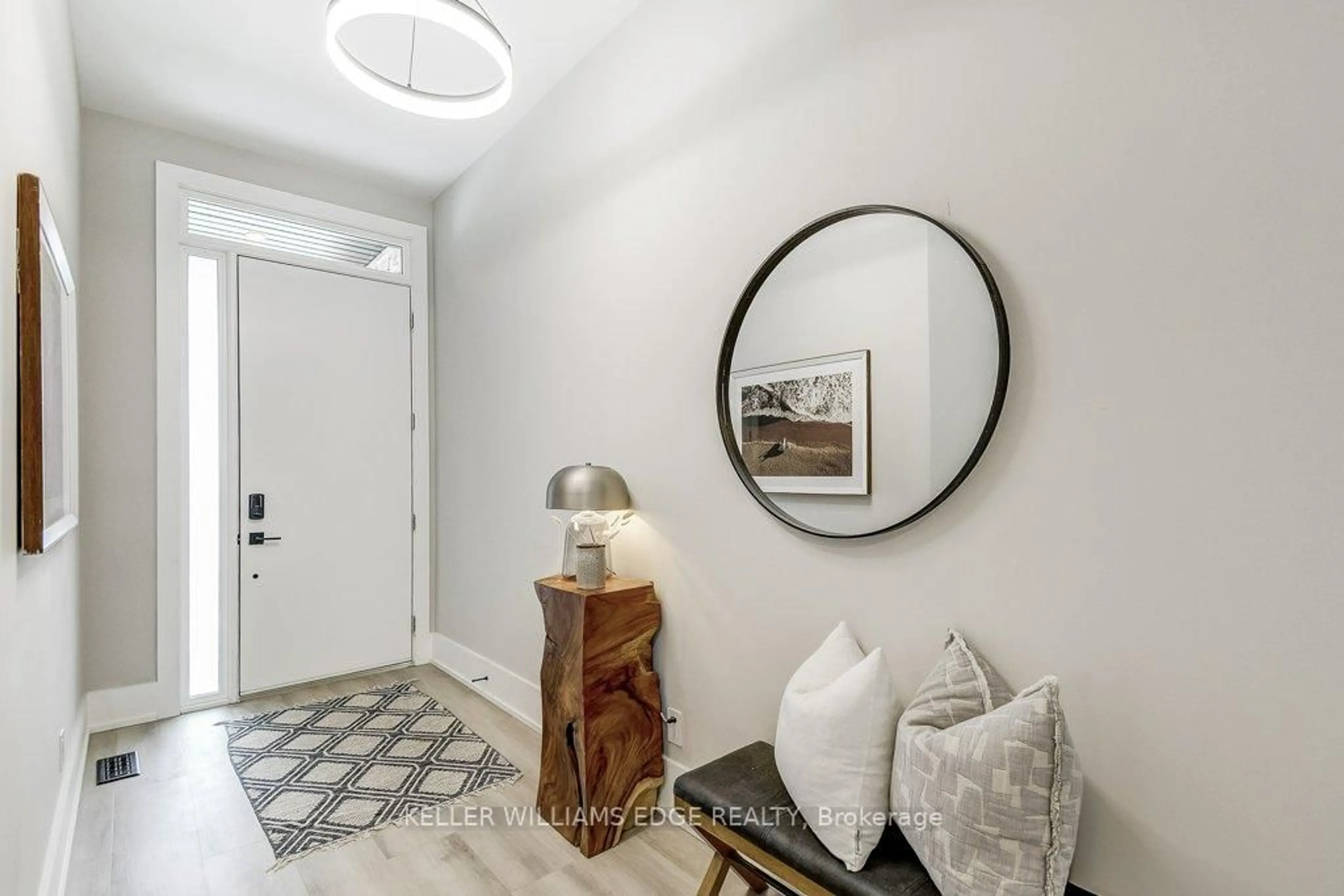 Indoor entryway for 994 Hansler Rd, Welland Ontario L3C 7M5