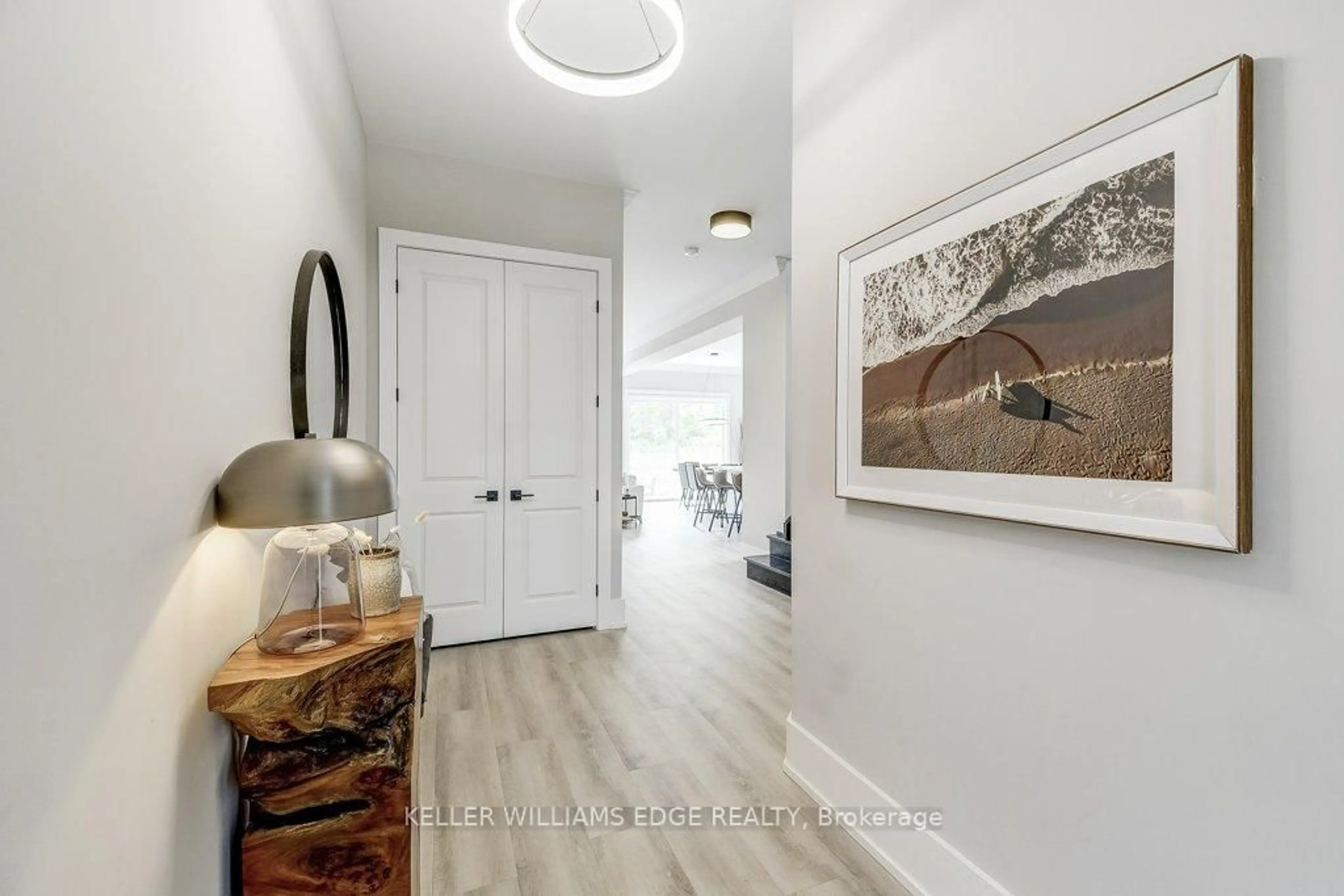 Indoor entryway for 994 Hansler Rd, Welland Ontario L3C 7M5