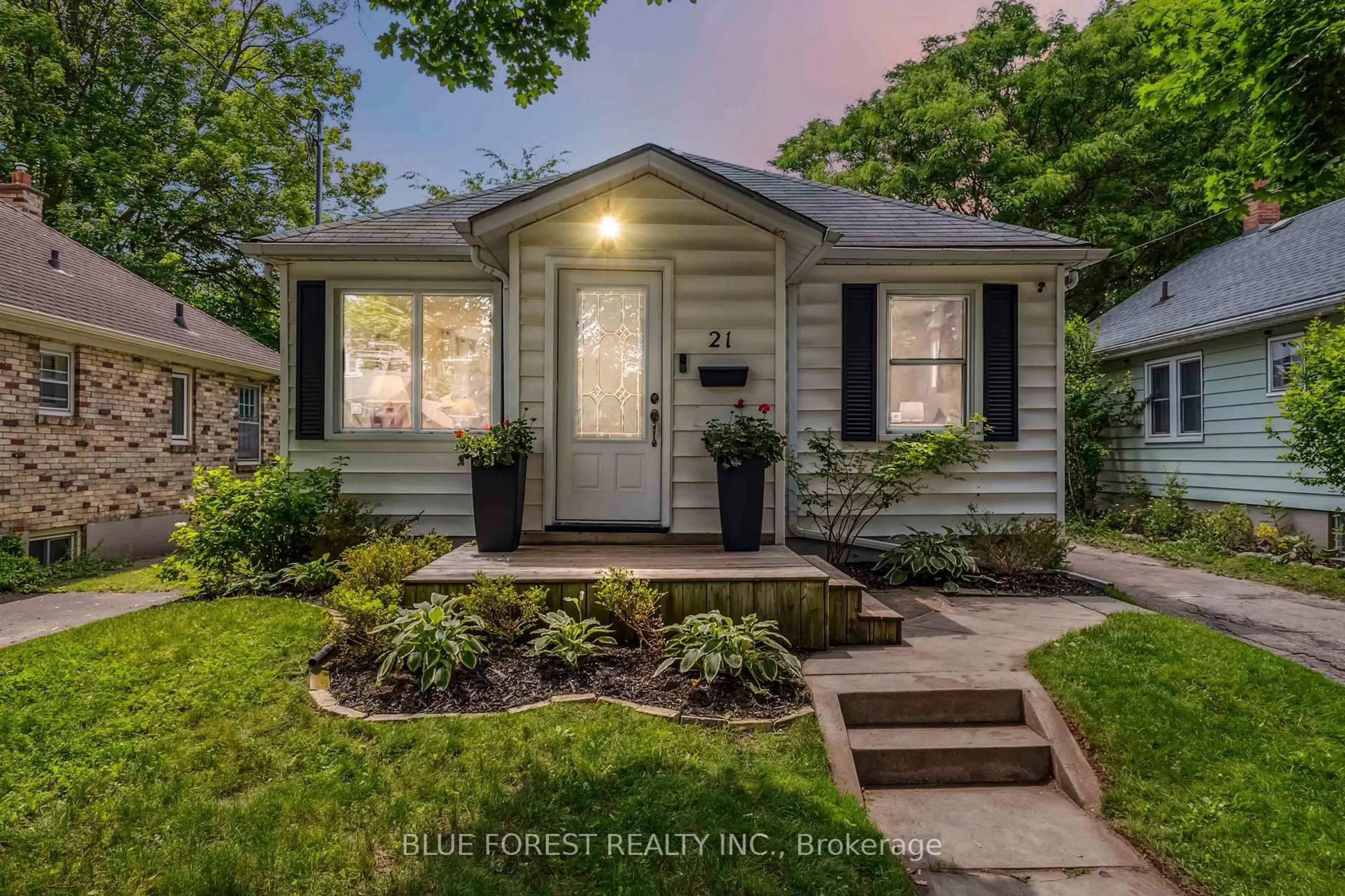 Home with vinyl exterior material, street for 21 Balmoral Ave, London East Ontario N5Y 2K9