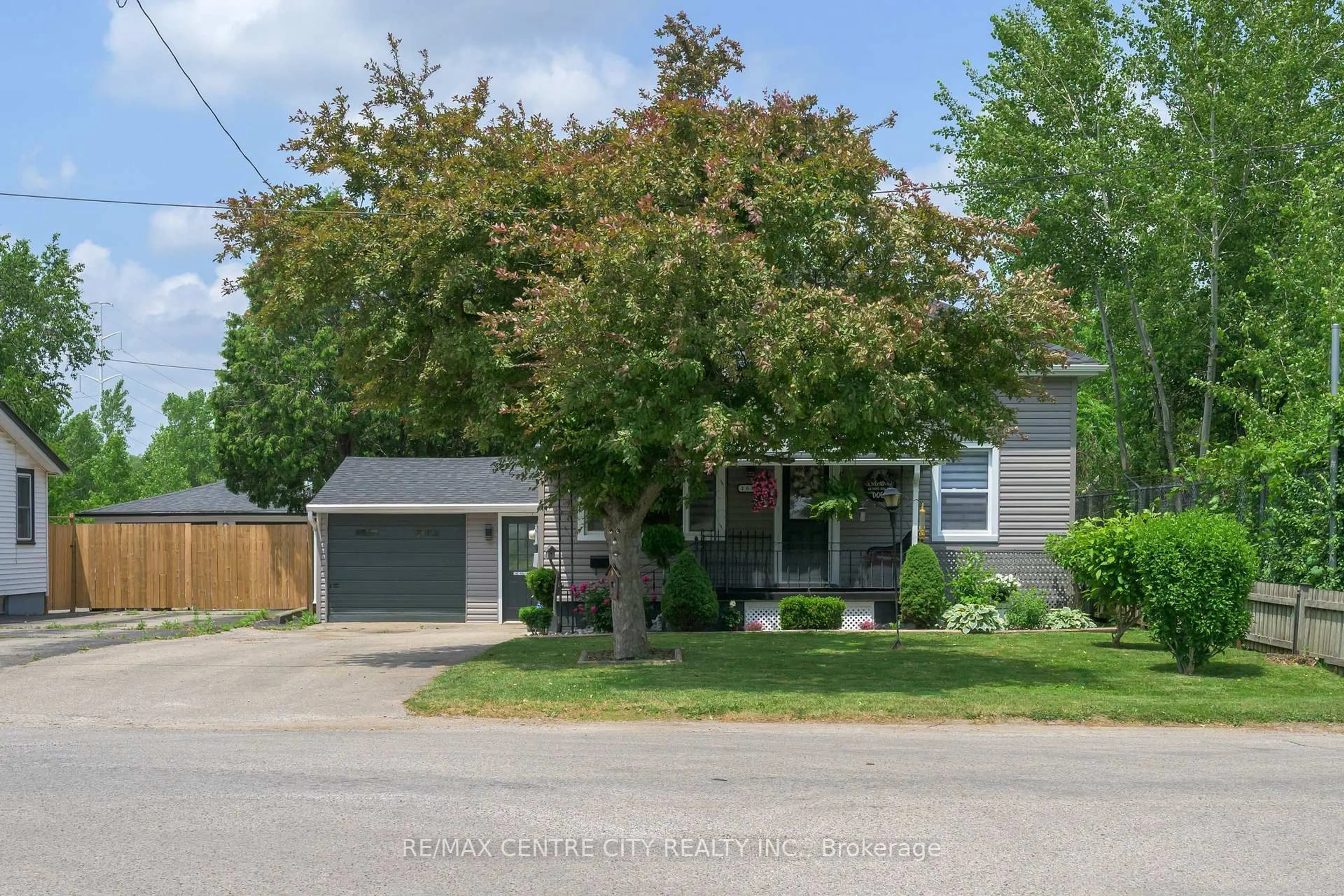Home with vinyl exterior material, street for 1650 Evangeline St, London East Ontario N5W 3G7