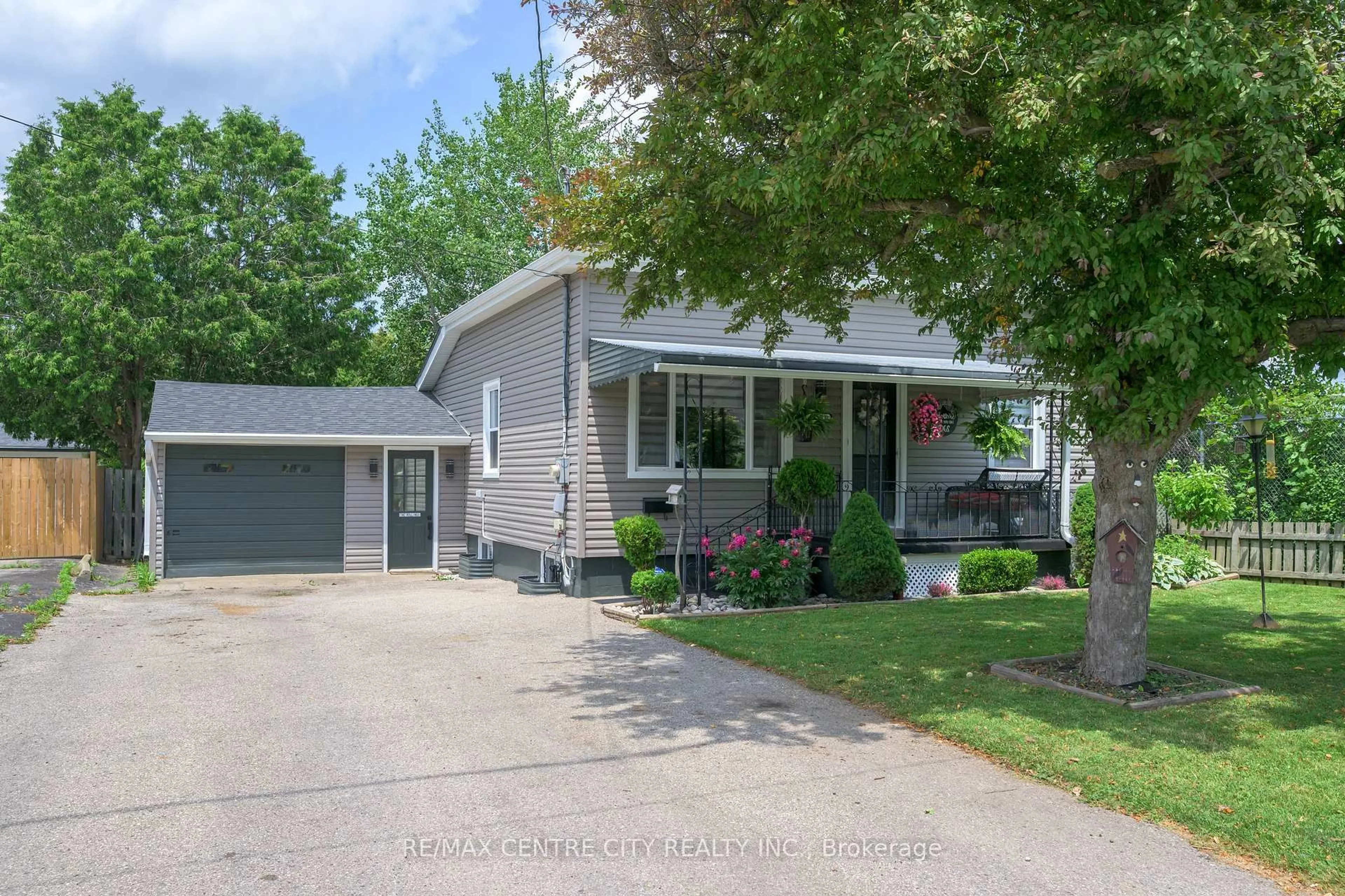 Home with vinyl exterior material, street for 1650 Evangeline St, London East Ontario N5W 3G7