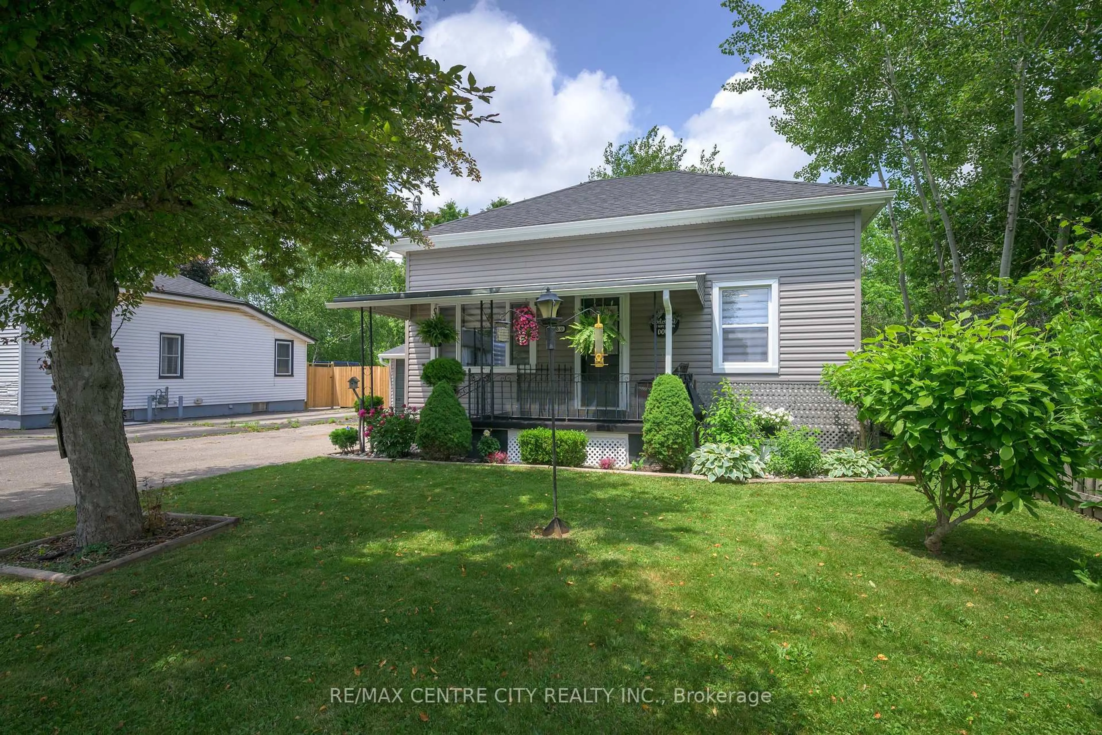 A pic from outside/outdoor area/front of a property/back of a property/a pic from drone, street for 1650 Evangeline St, London East Ontario N5W 3G7