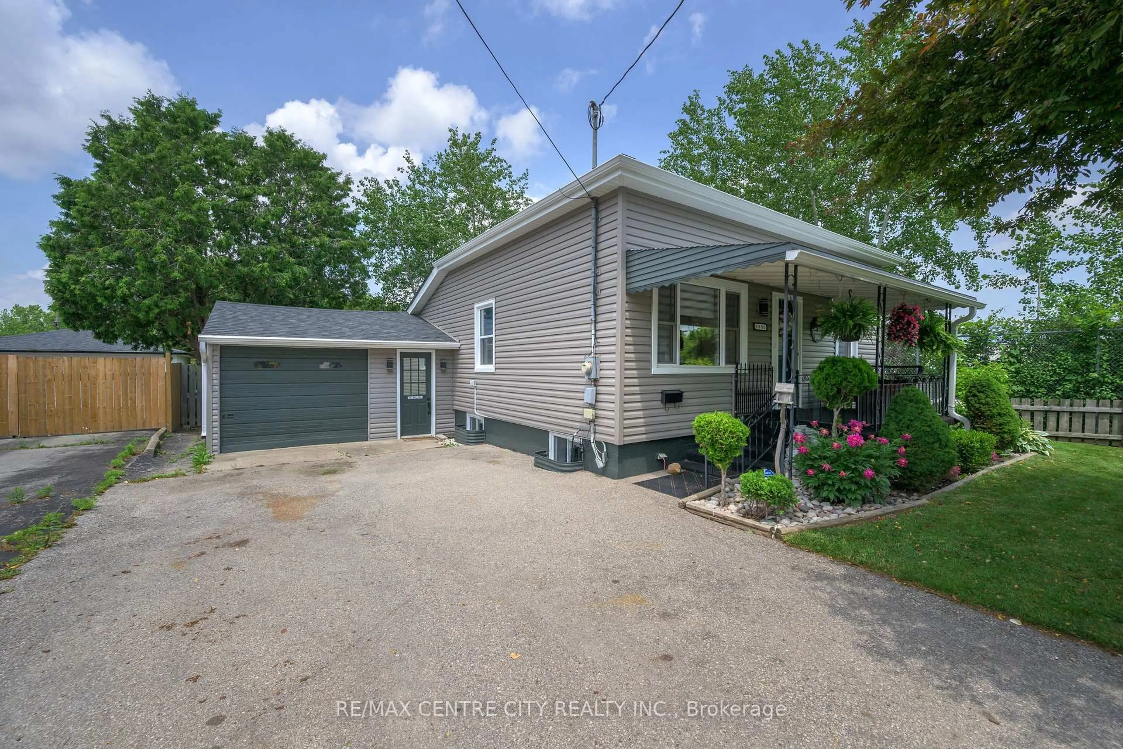 A pic from outside/outdoor area/front of a property/back of a property/a pic from drone, street for 1650 Evangeline St, London East Ontario N5W 3G7