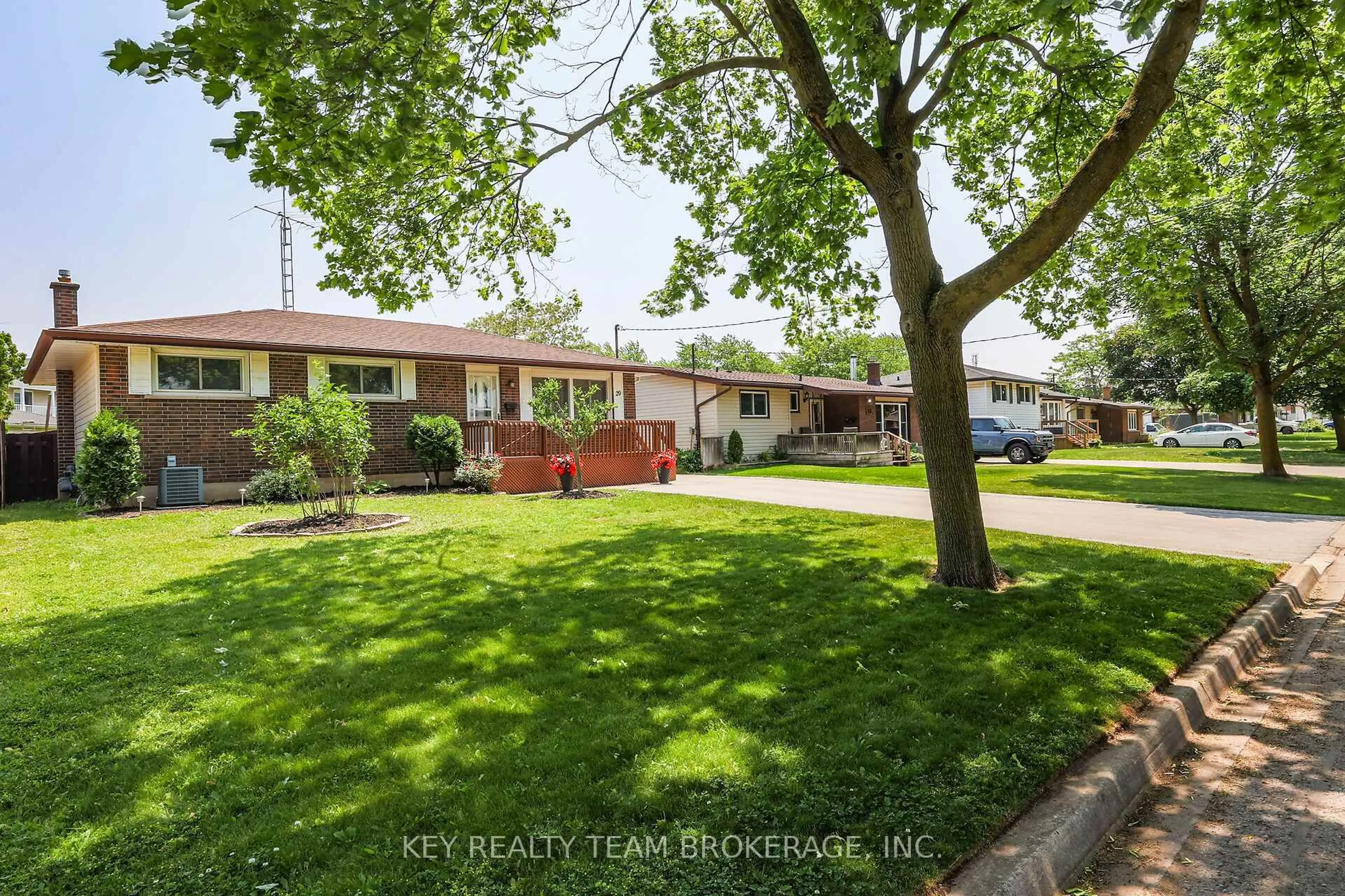 A pic from outside/outdoor area/front of a property/back of a property/a pic from drone, street for 20 Huntley Cres, St. Catharines Ontario L2M 6E7