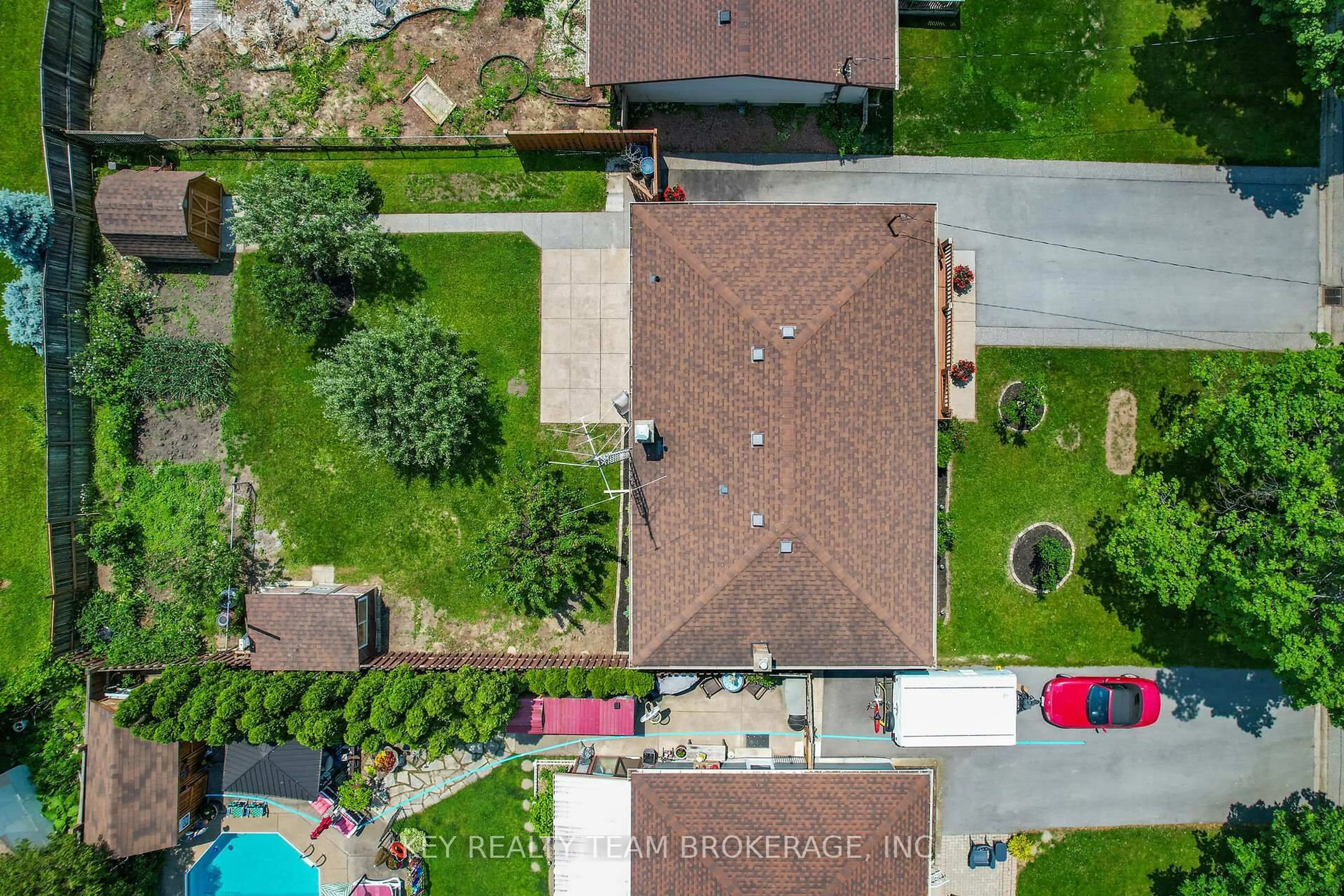A pic from outside/outdoor area/front of a property/back of a property/a pic from drone, street for 20 Huntley Cres, St. Catharines Ontario L2M 6E7