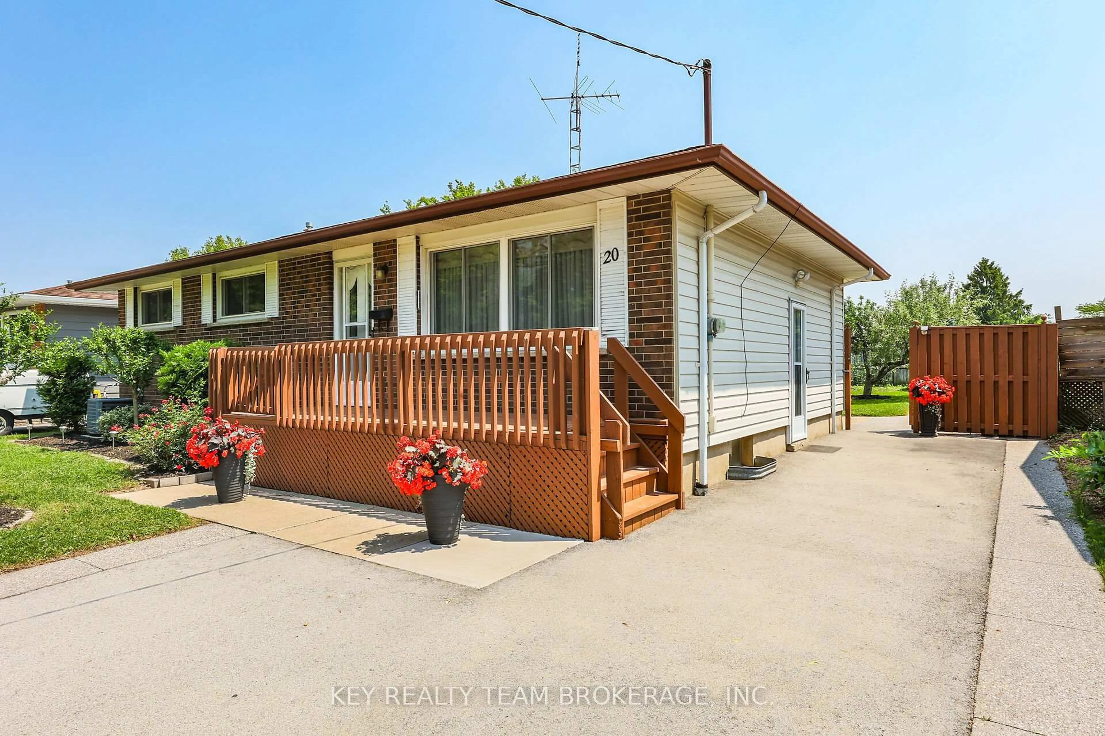 Unknown for 20 Huntley Cres, St. Catharines Ontario L2M 6E7