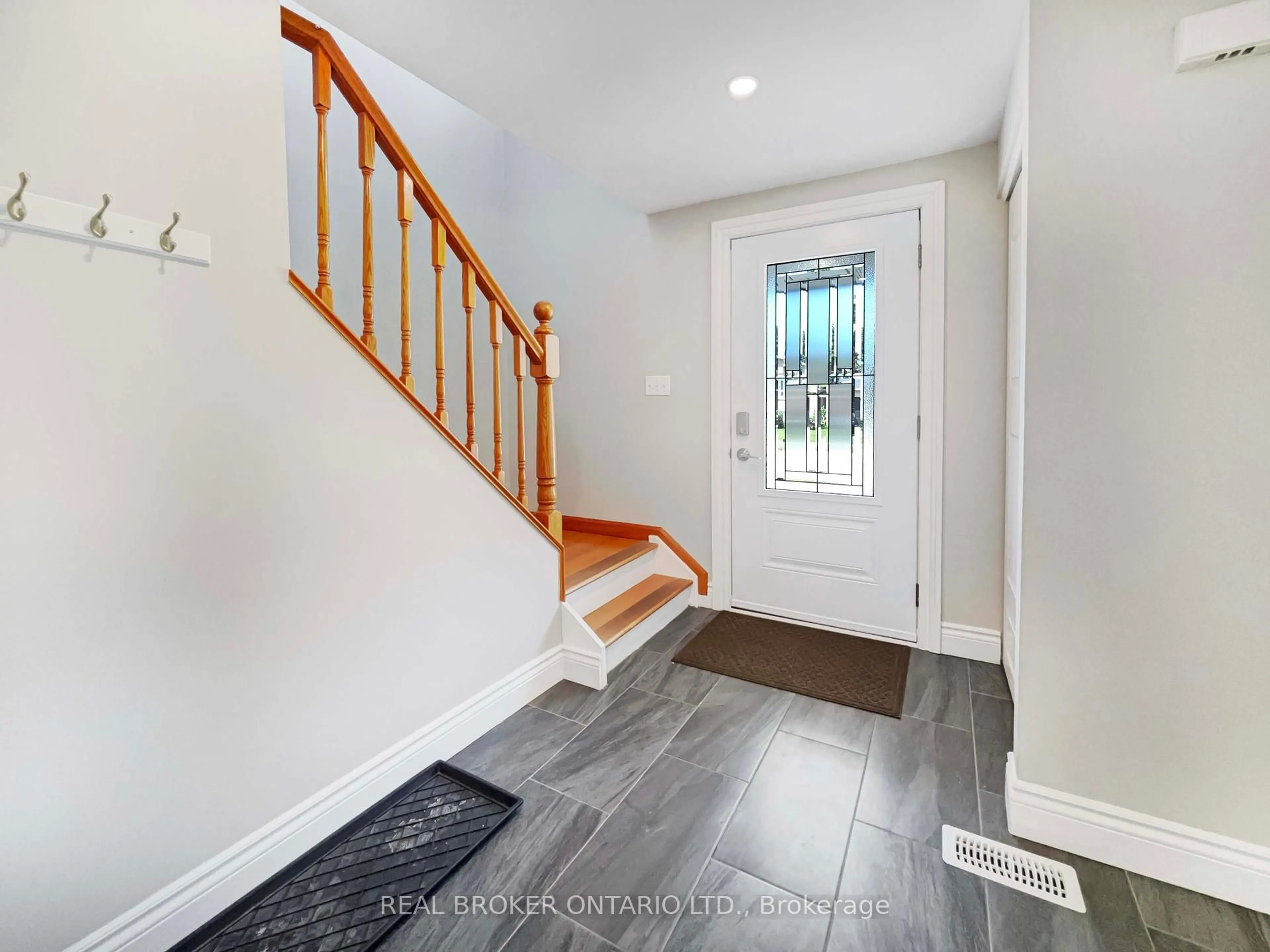 Indoor entryway for 31 Coulbeck Rd, Brantford Ontario N3P 1B5