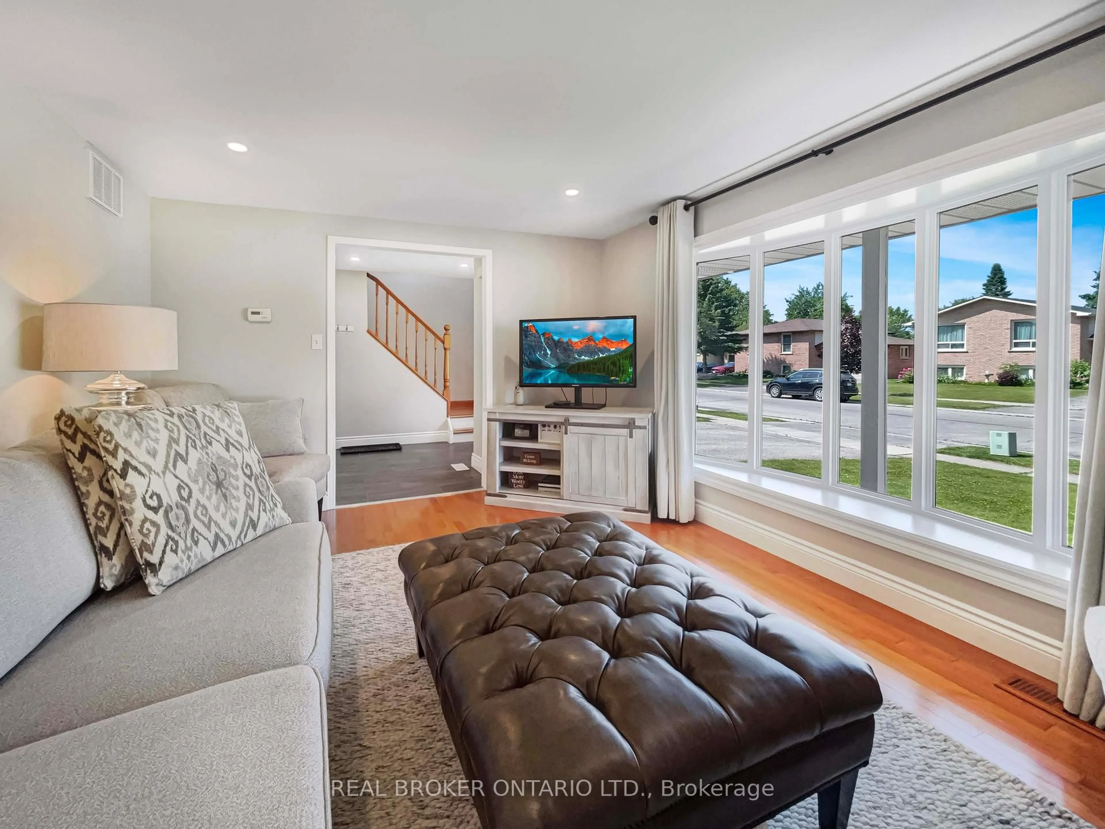Living room with furniture, unknown for 31 Coulbeck Rd, Brantford Ontario N3P 1B5