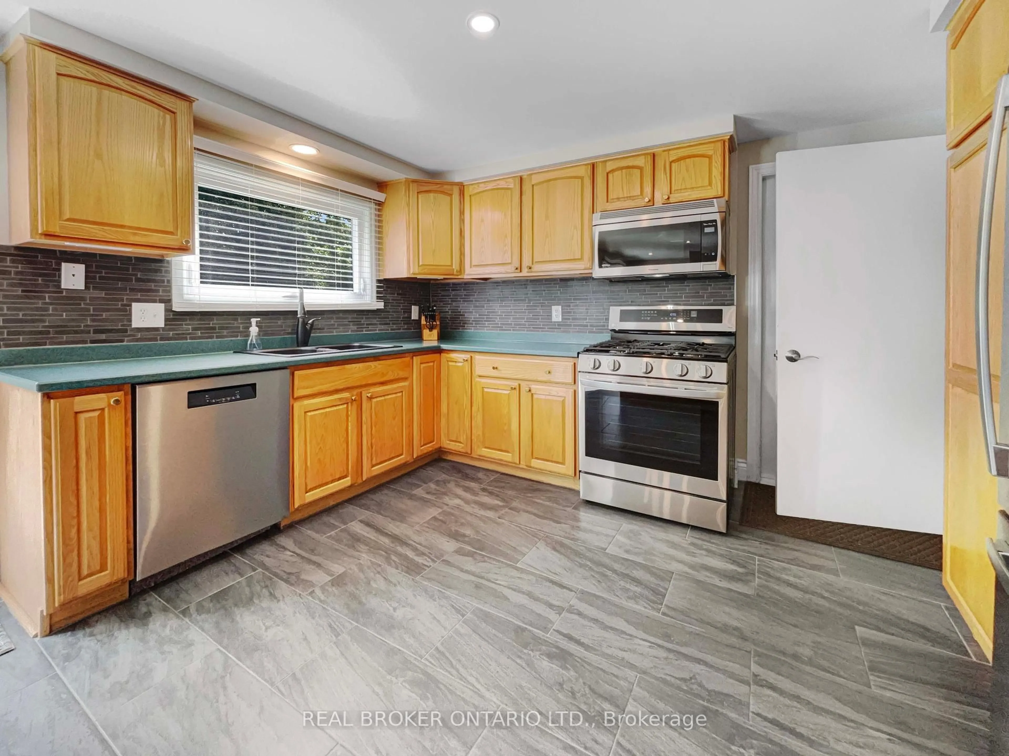Standard kitchen, unknown for 31 Coulbeck Rd, Brantford Ontario N3P 1B5
