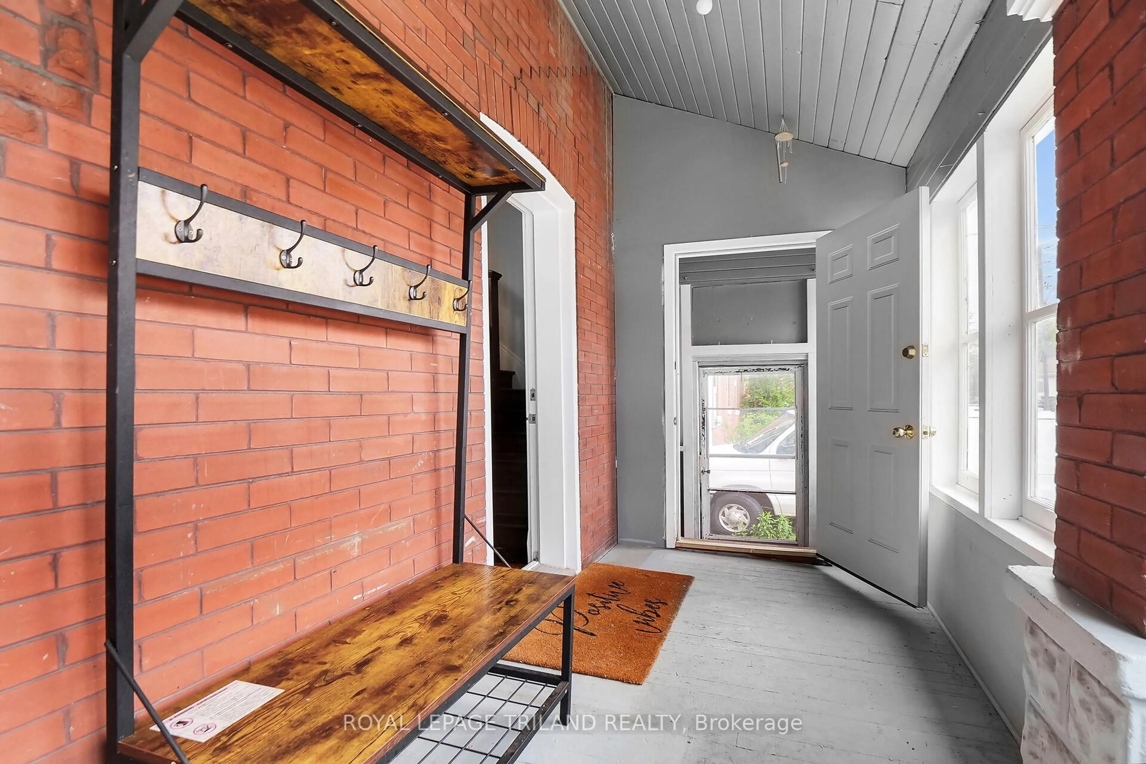 Indoor entryway for 86 Kains St, St. Thomas Ontario N5P 1N7