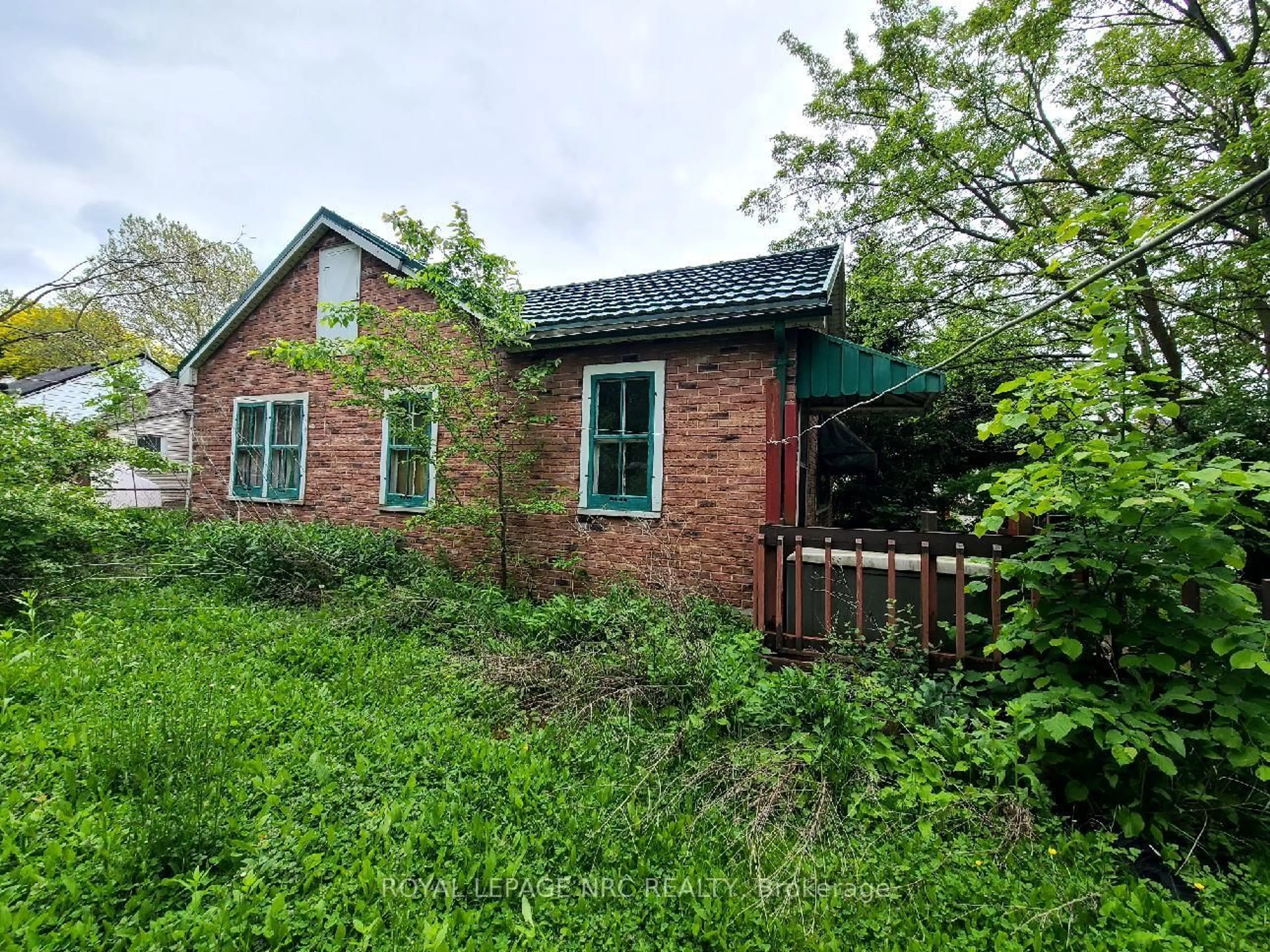 A pic from outside/outdoor area/front of a property/back of a property/a pic from drone, building for 19 Eastchester Ave, St. Catharines Ontario L2P 2V7
