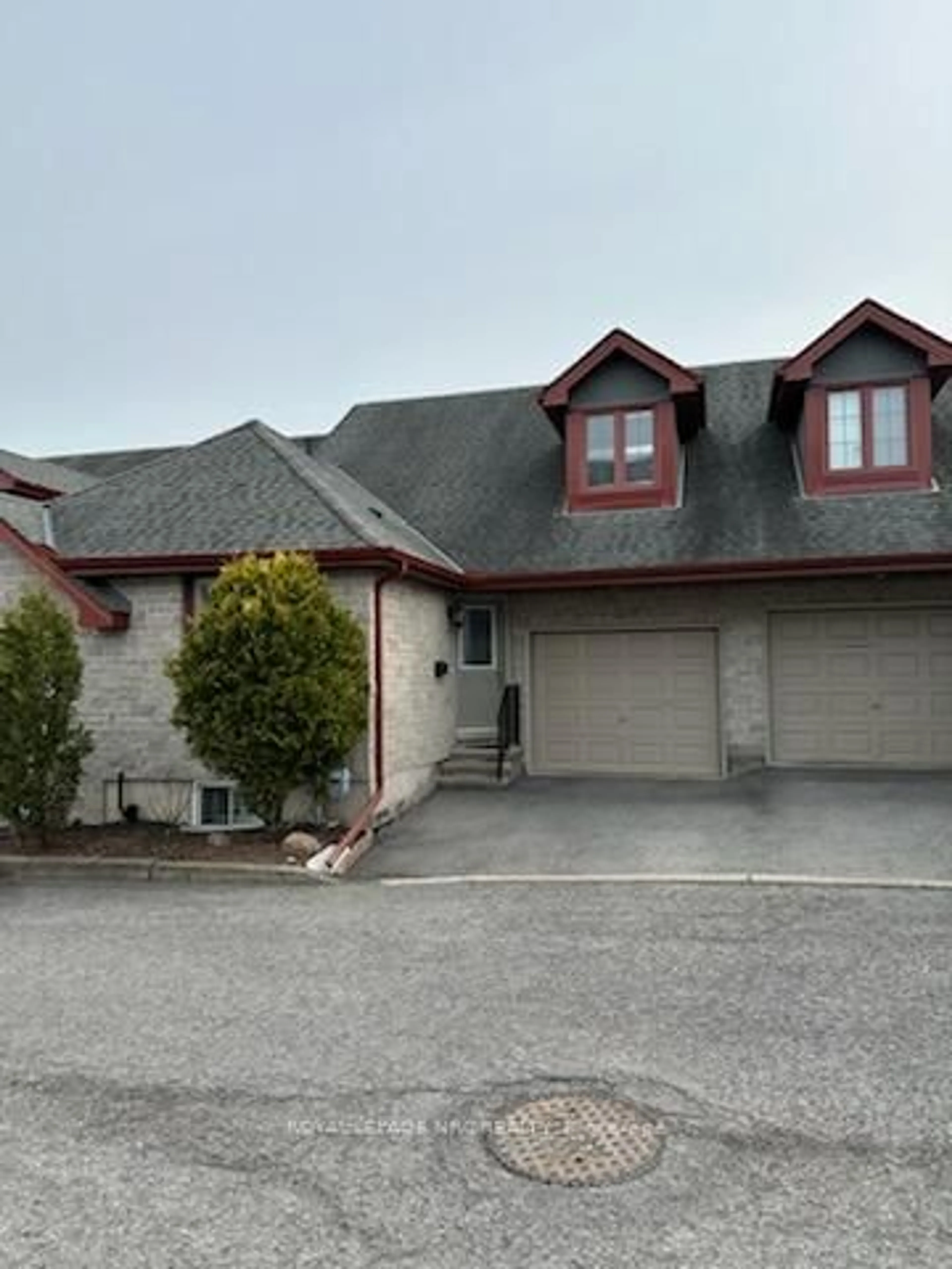 A pic from outside/outdoor area/front of a property/back of a property/a pic from drone, street for 10 PINE St #2, Thorold Ontario L2V 2N9