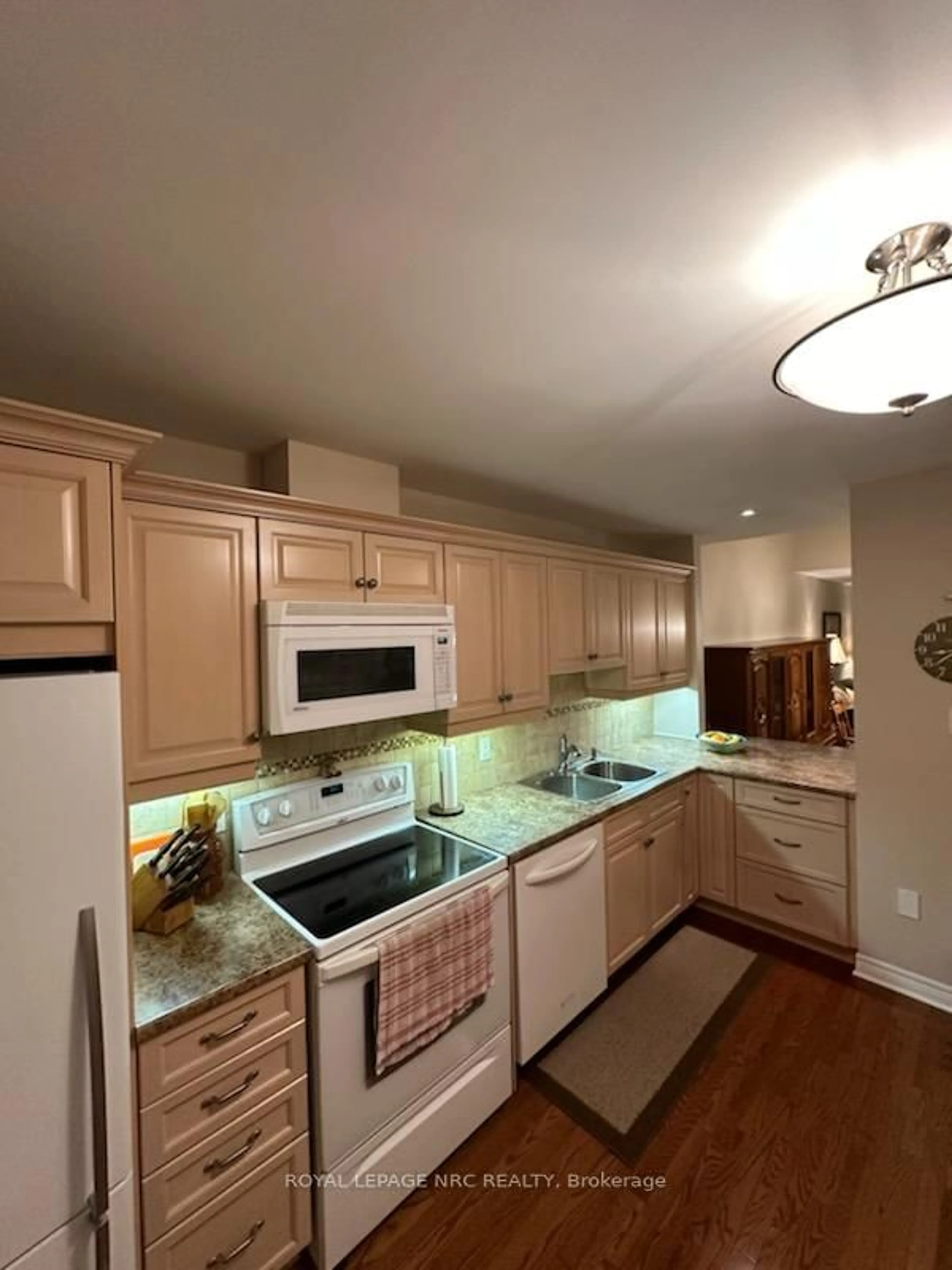Standard kitchen, unknown for 10 PINE St #2, Thorold Ontario L2V 2N9
