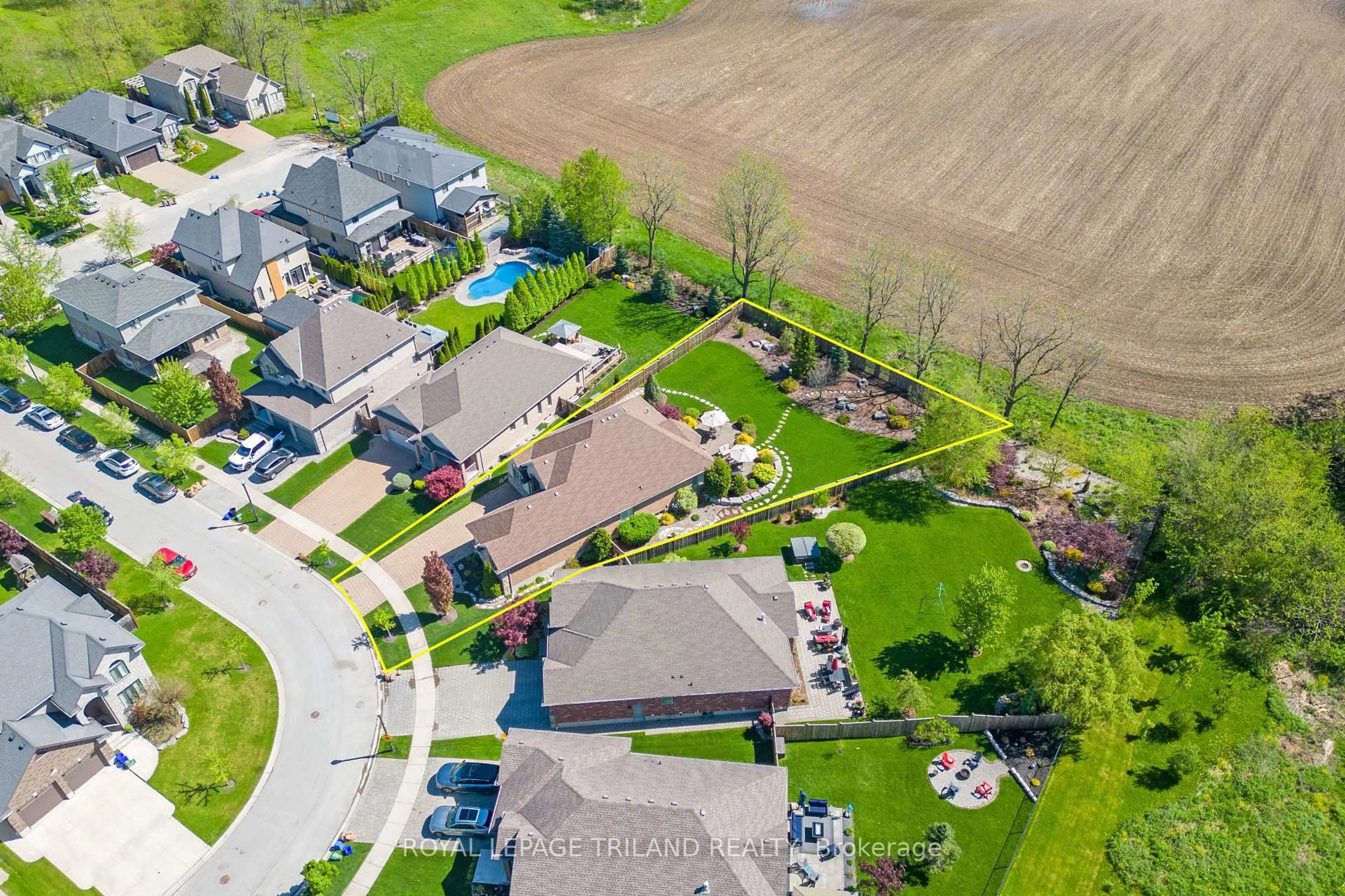 A pic from outside/outdoor area/front of a property/back of a property/a pic from drone, street for 6525 Upper Canada Cross Crossing, London South Ontario N6P 0B9