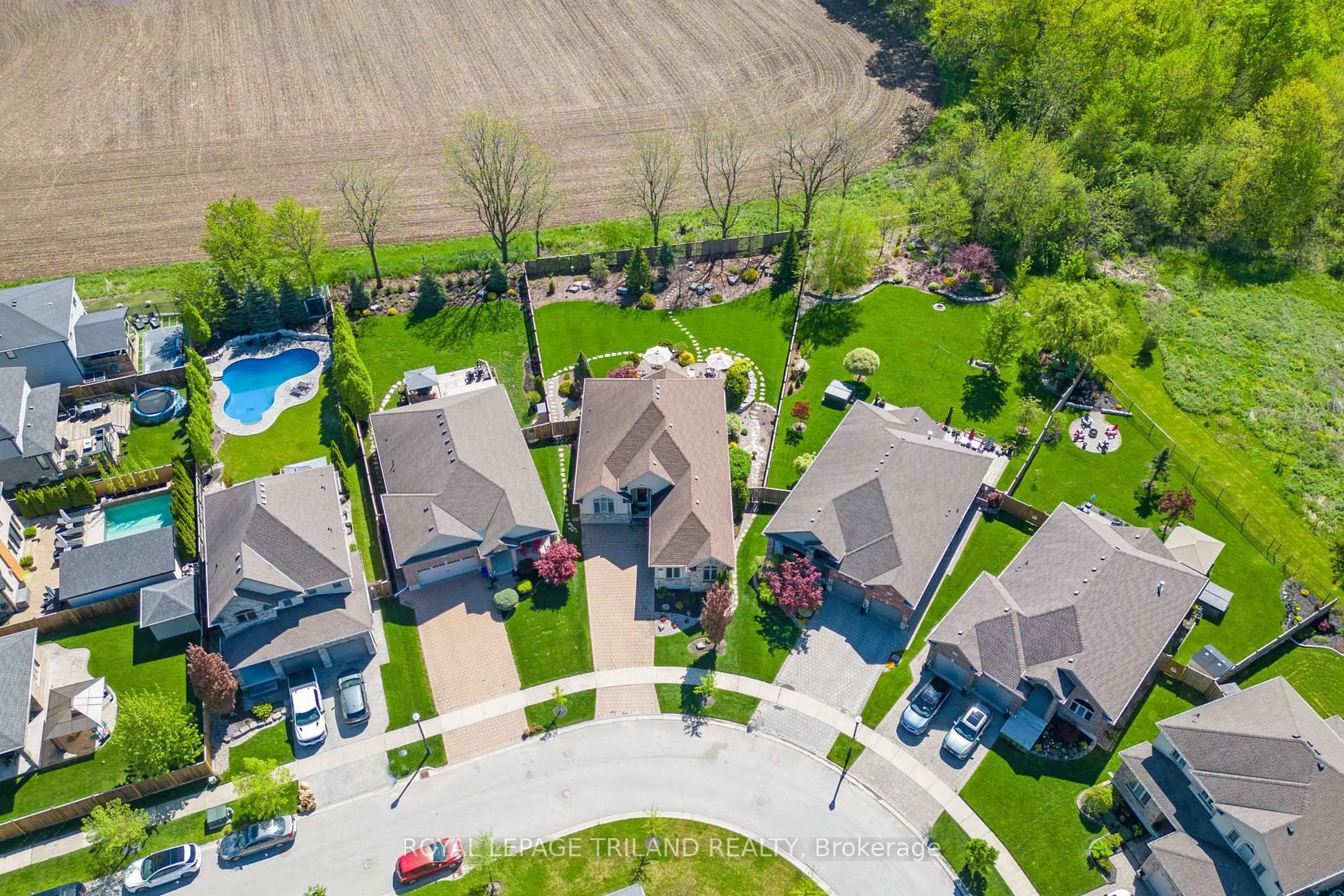 A pic from outside/outdoor area/front of a property/back of a property/a pic from drone, street for 6525 Upper Canada Cross Crossing, London South Ontario N6P 0B9