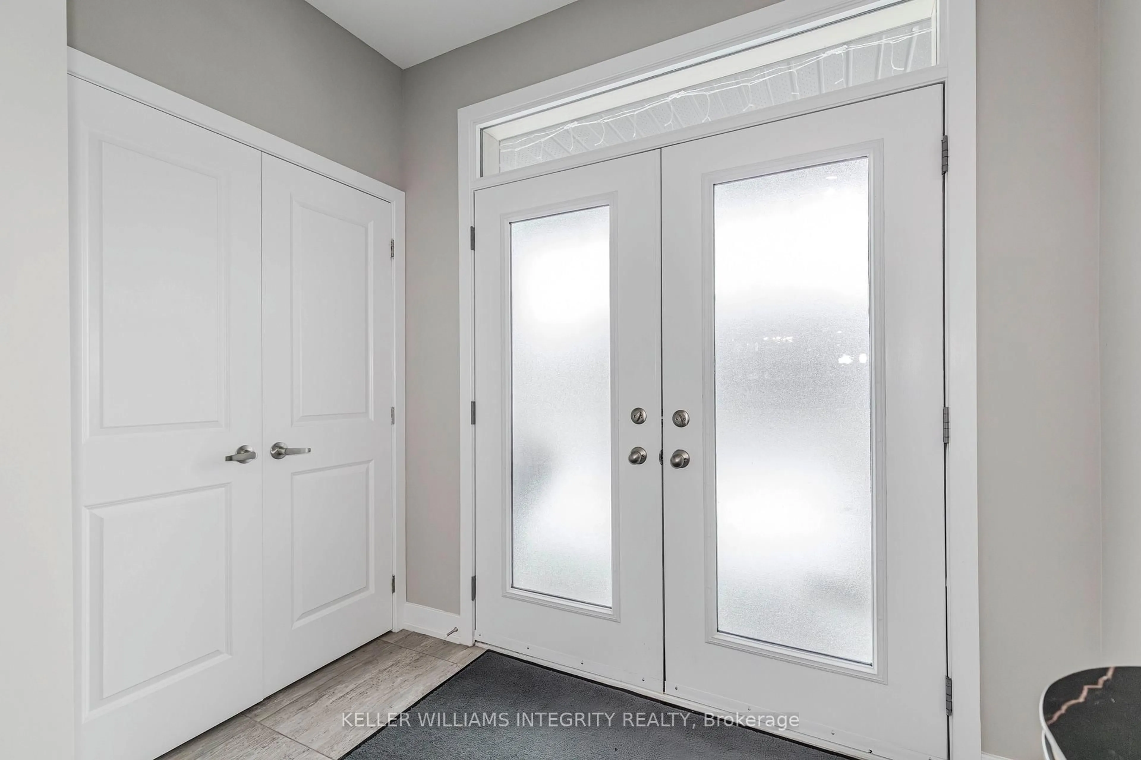 Indoor entryway for 573 Bobolink Rdge, Ottawa Ontario K2S 2P4