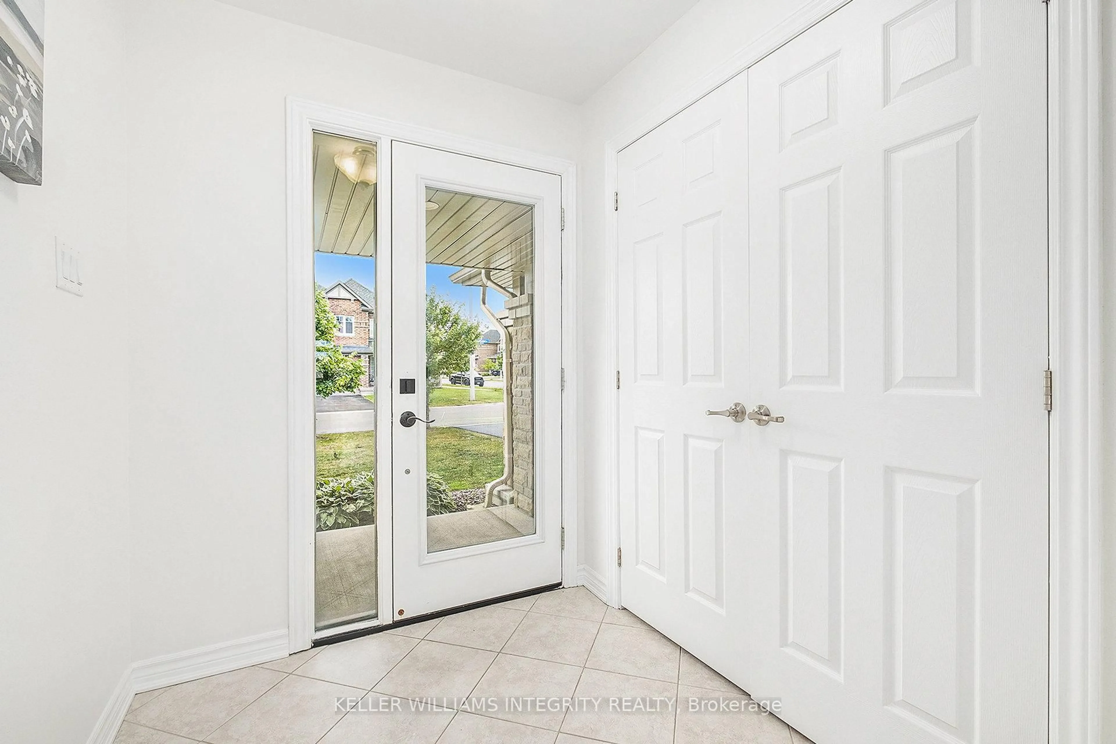 Indoor entryway for 305 Lipizzaner St, Ottawa Ontario K2S 0X8