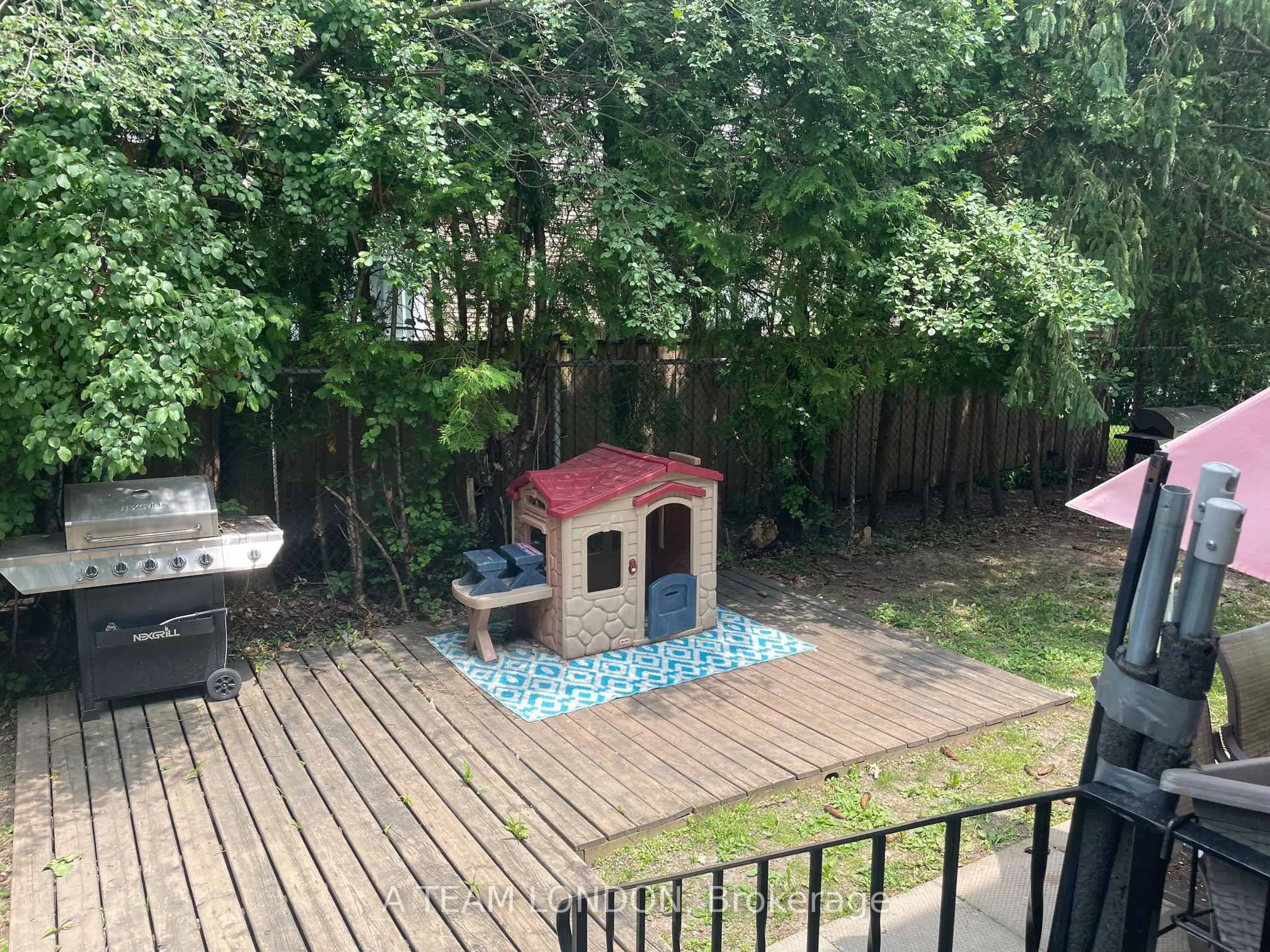 A pic from outside/outdoor area/front of a property/back of a property/a pic from drone, unknown for 355 Sandringham Cres #41, London South Ontario N6C 5K3
