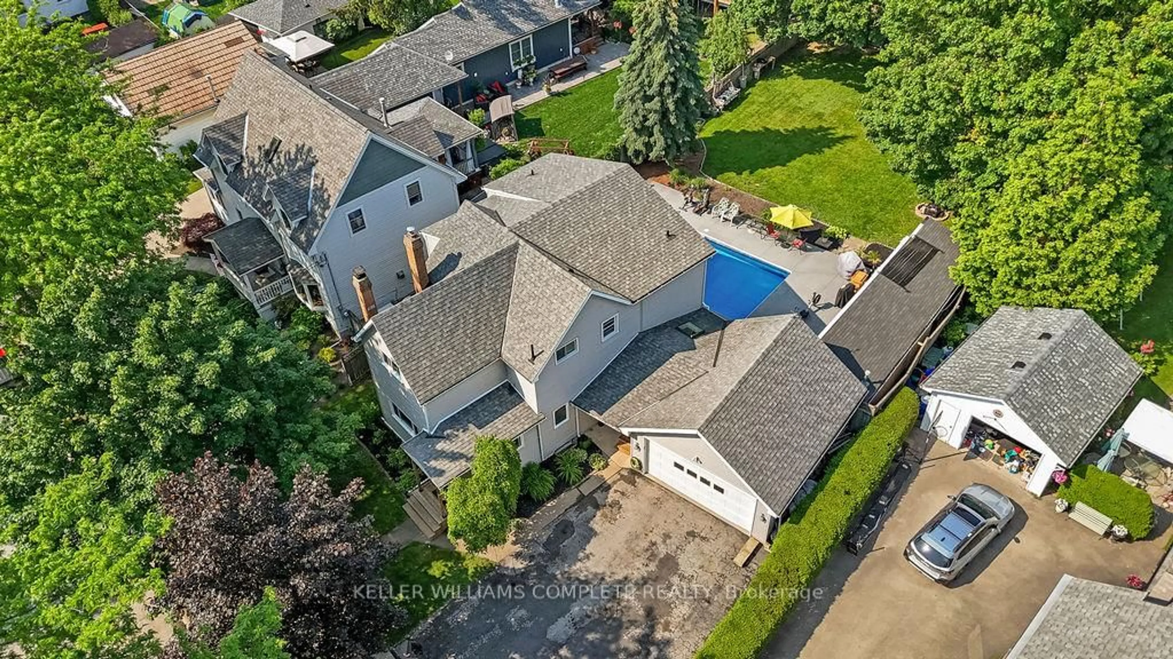 A pic from outside/outdoor area/front of a property/back of a property/a pic from drone, street for 34 JOHN St, St. Catharines Ontario L2N 4P1